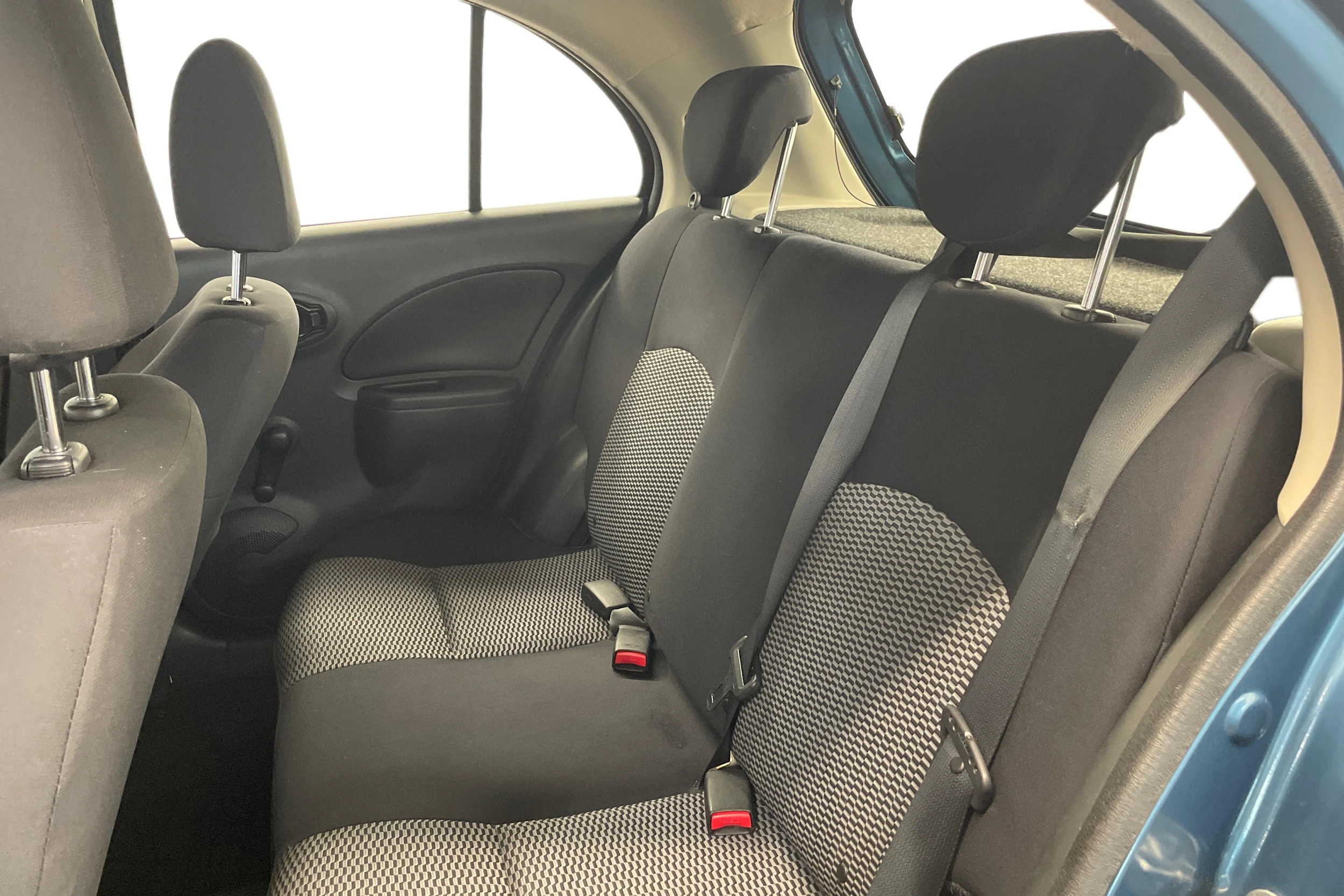 sininen Nissan Micra 2015 kuva 8.