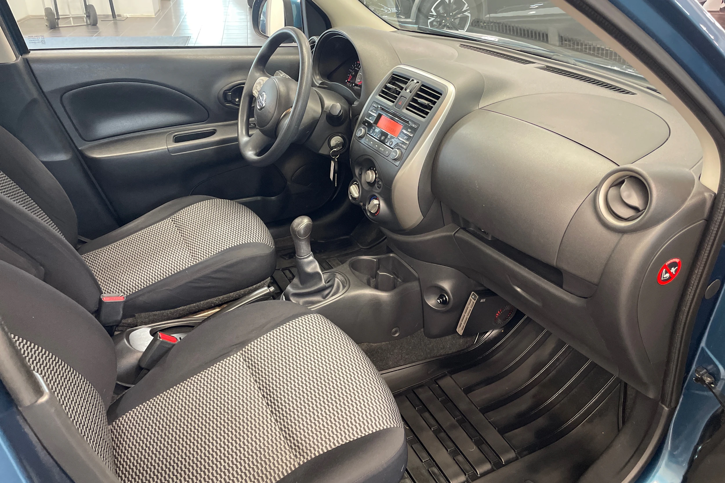sininen Nissan Micra 2015 kuva 14.