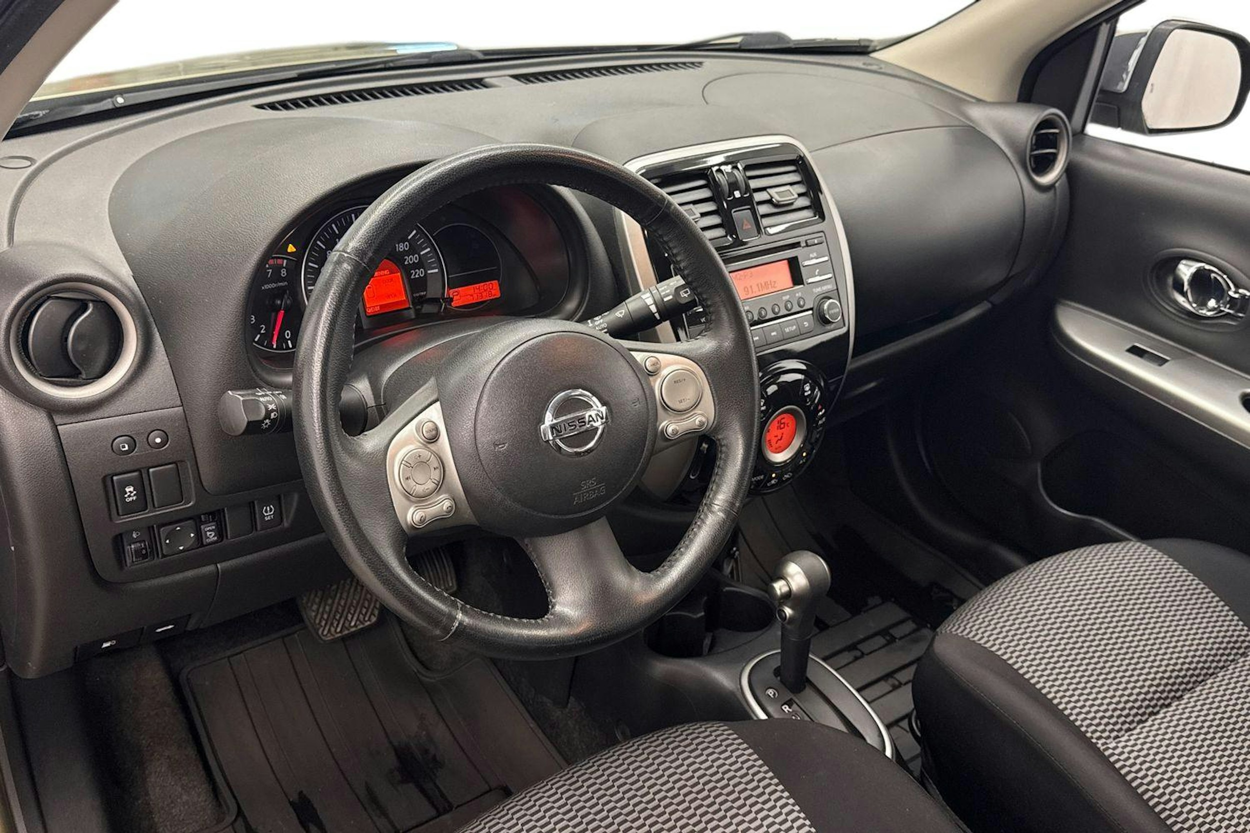harmaa Nissan Micra 2015 kuva 7.