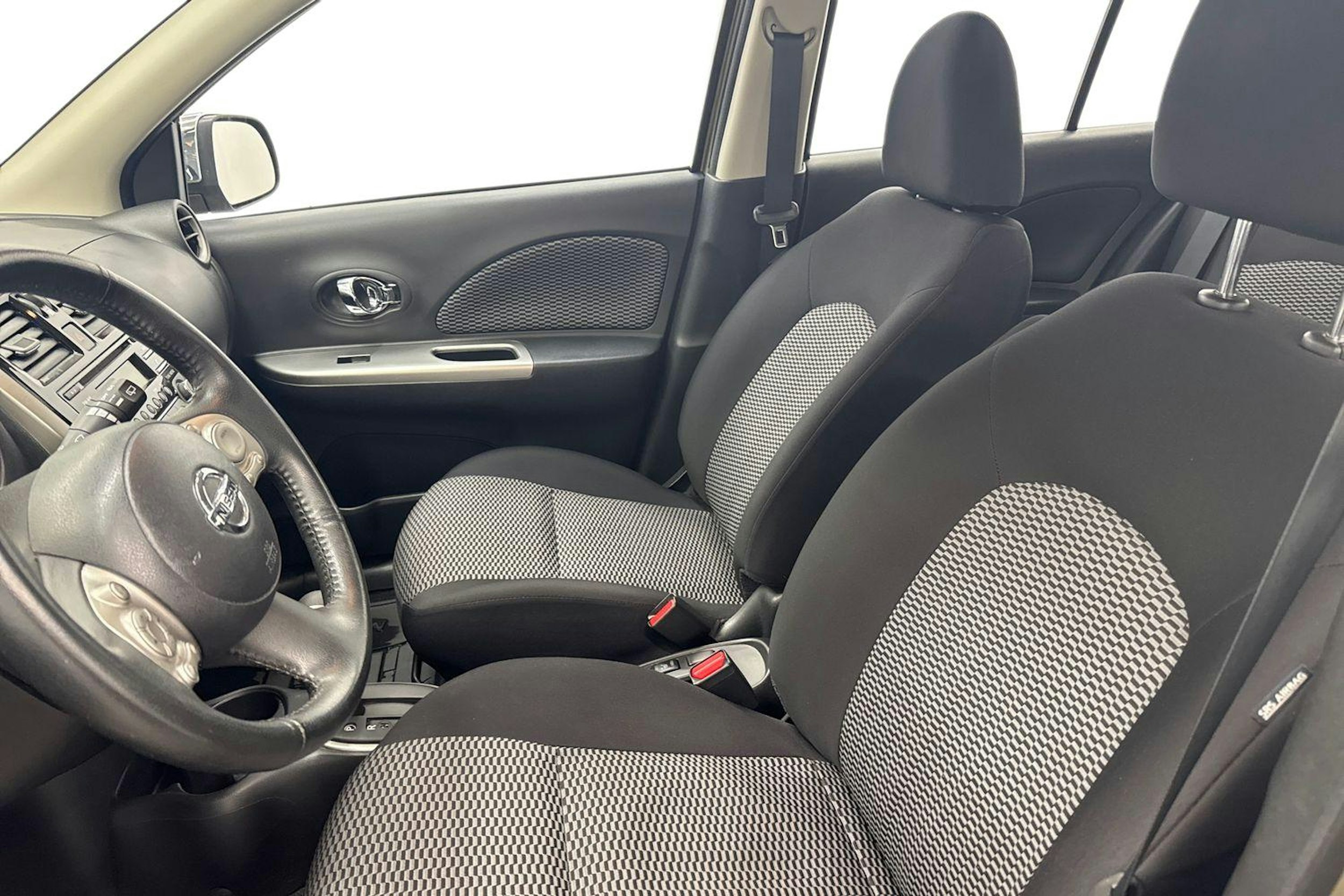 harmaa Nissan Micra 2015 kuva 11.