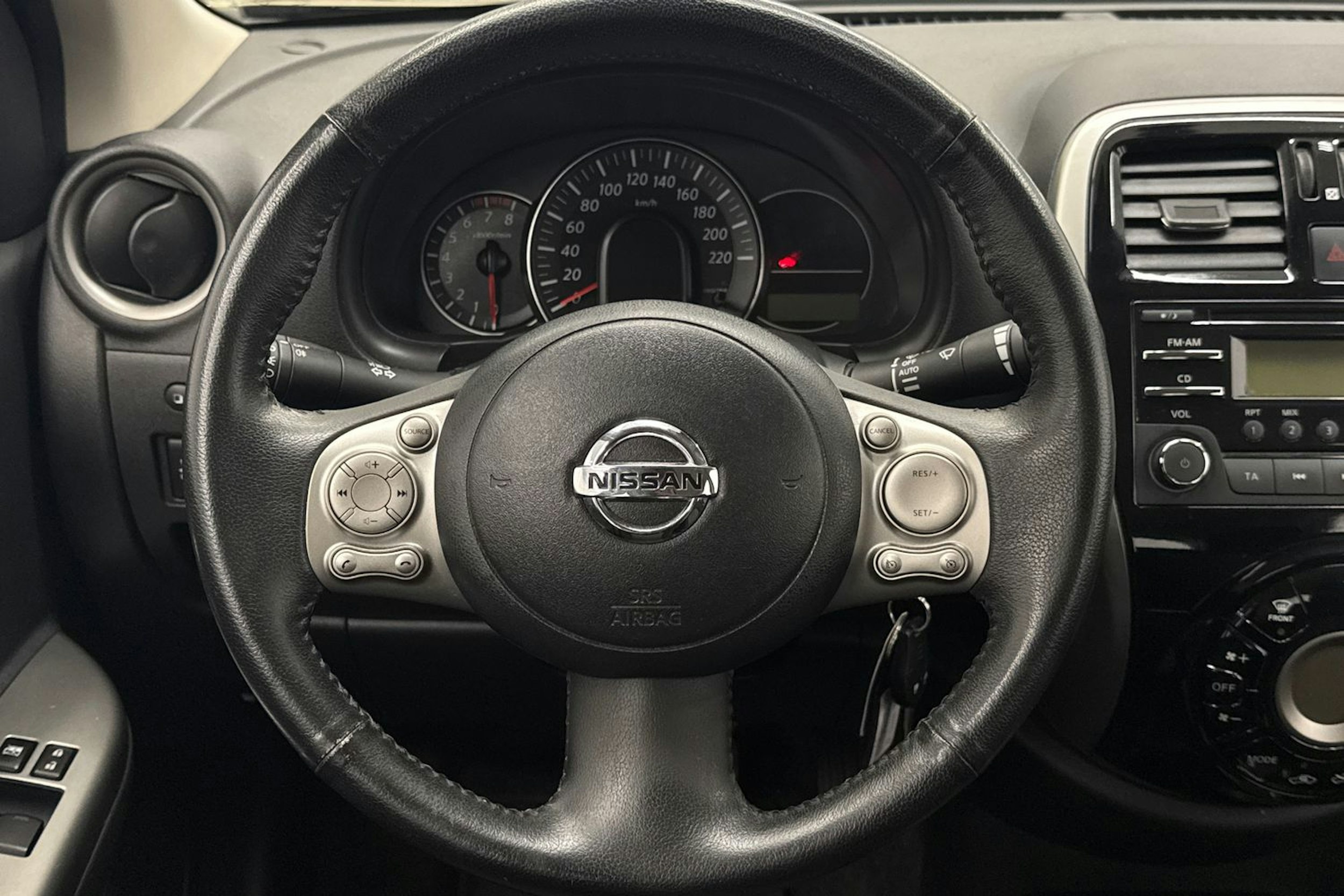 harmaa Nissan Micra 2015 kuva 14.