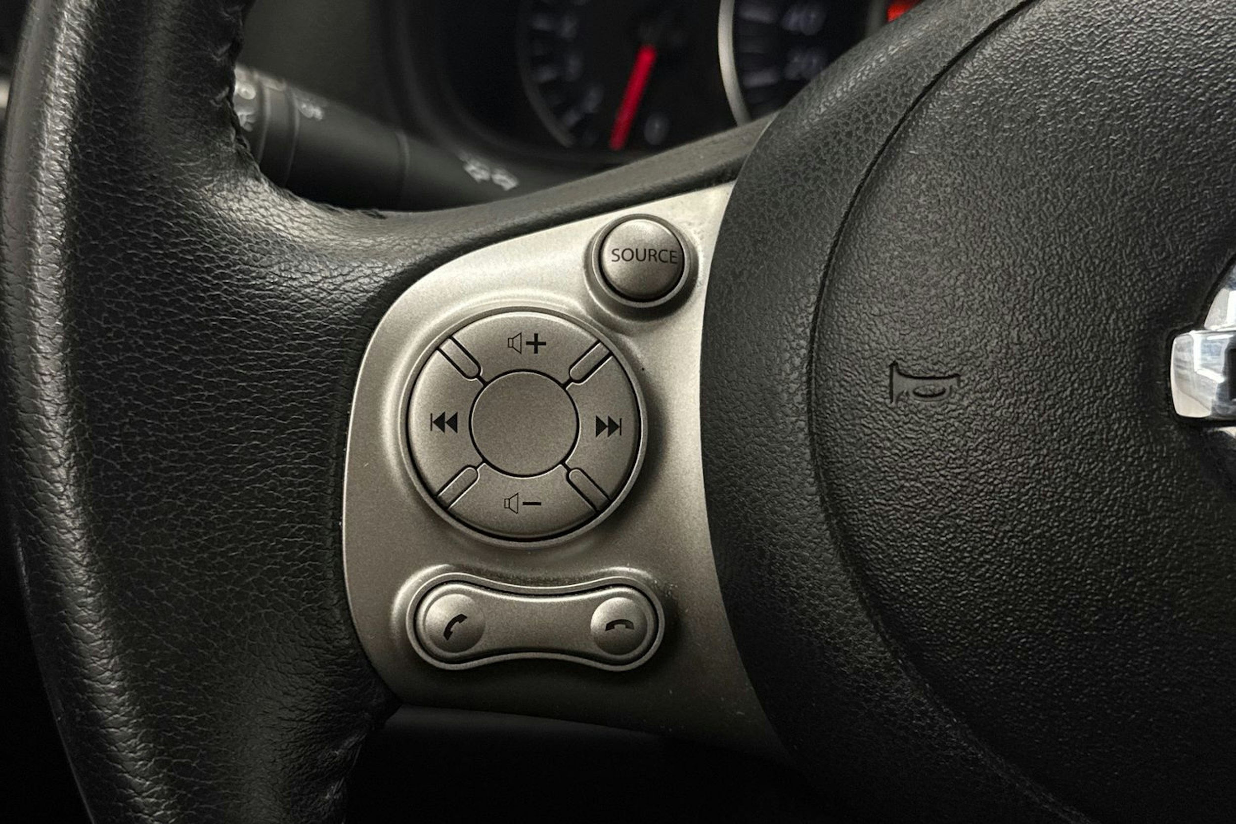 harmaa Nissan Micra 2015 kuva 16.