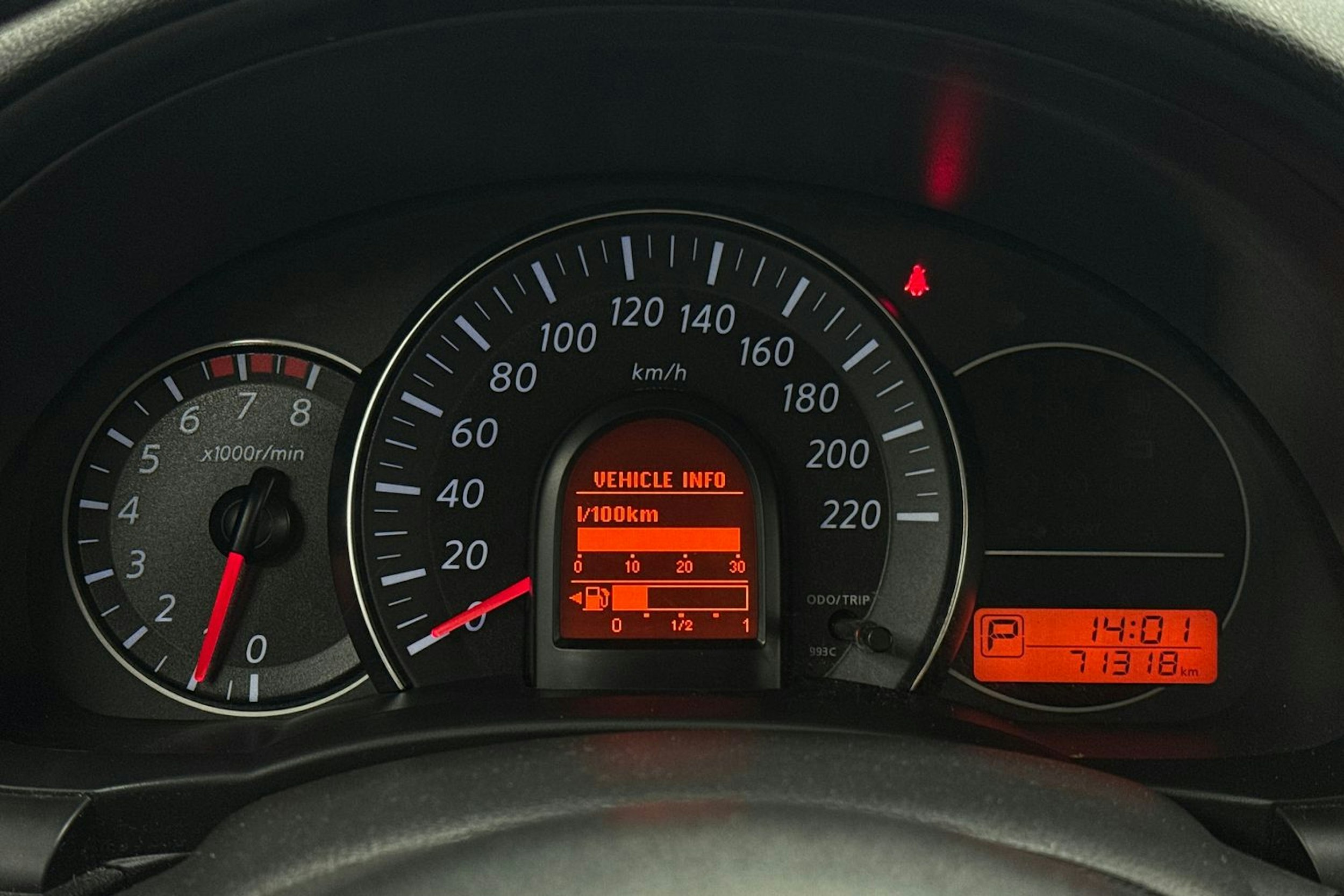 harmaa Nissan Micra 2015 kuva 17.