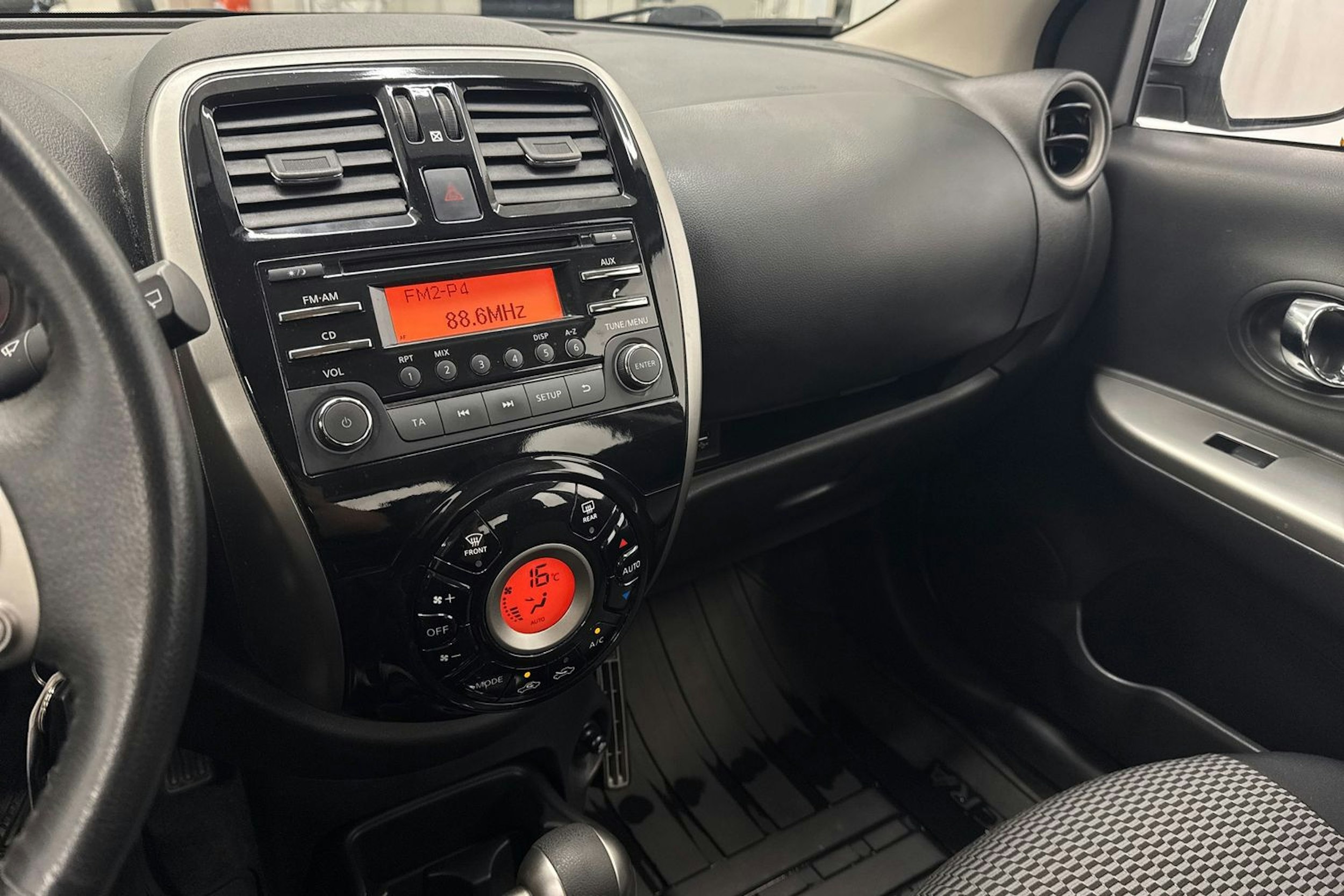 harmaa Nissan Micra 2015 kuva 20.