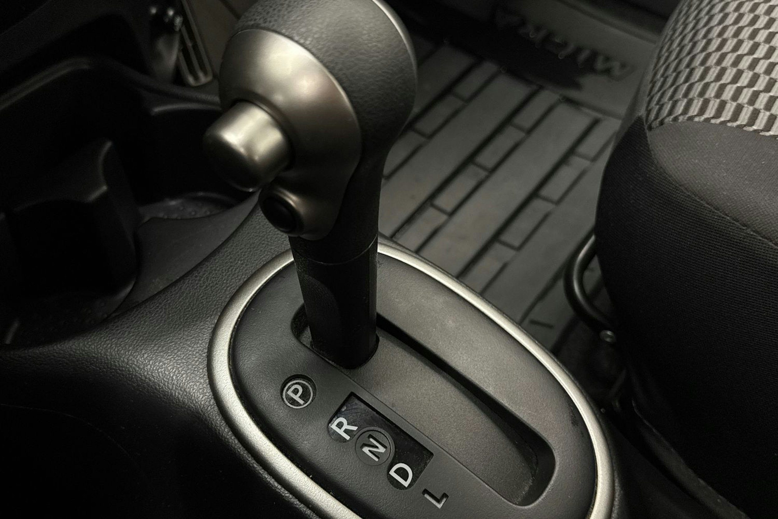 harmaa Nissan Micra 2015 kuva 27.