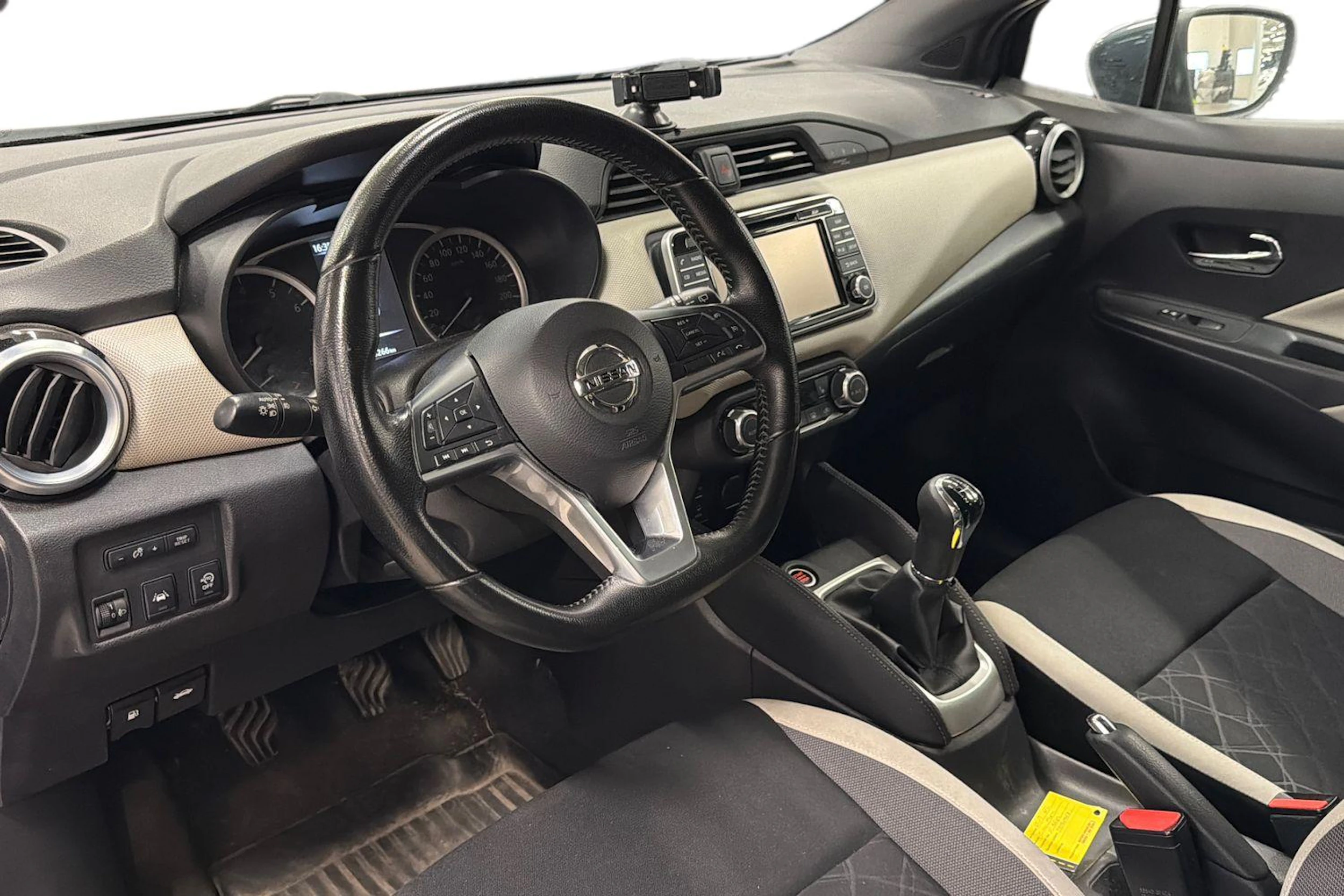 harmaa Nissan Micra 2017 kuva 3.