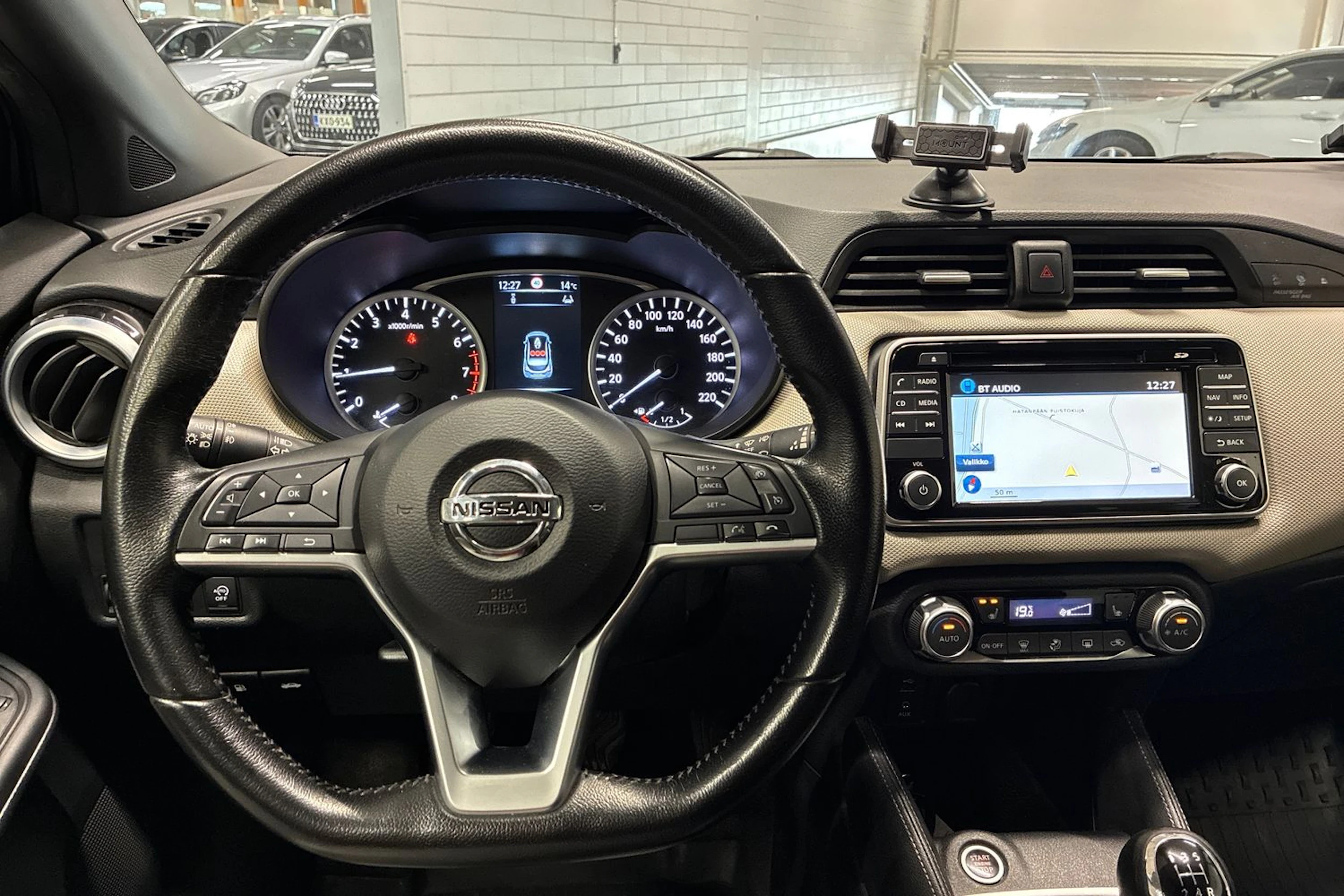 harmaa Nissan Micra 2017 kuva 11.