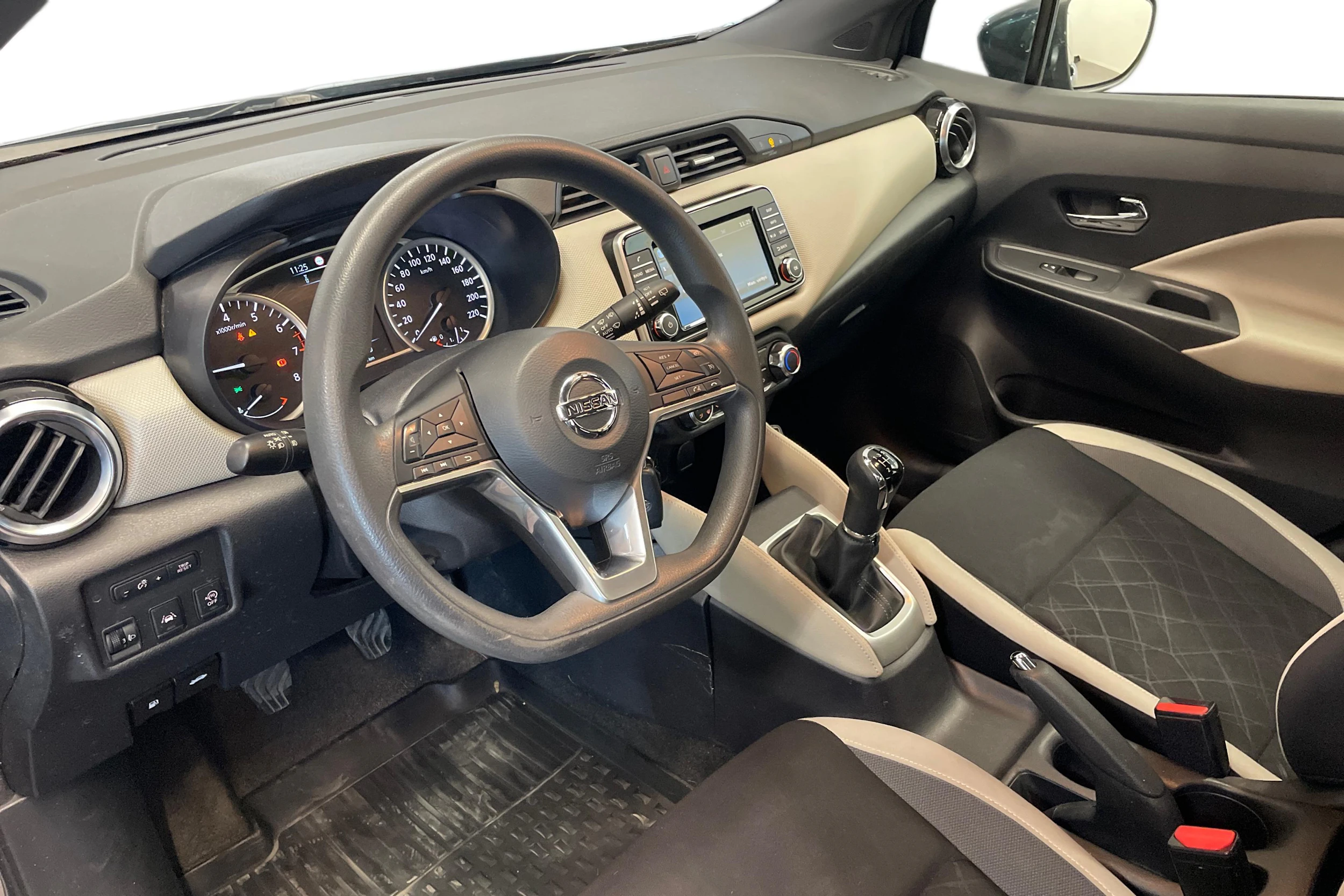 harmaa Nissan Micra 2018 kuva 6.