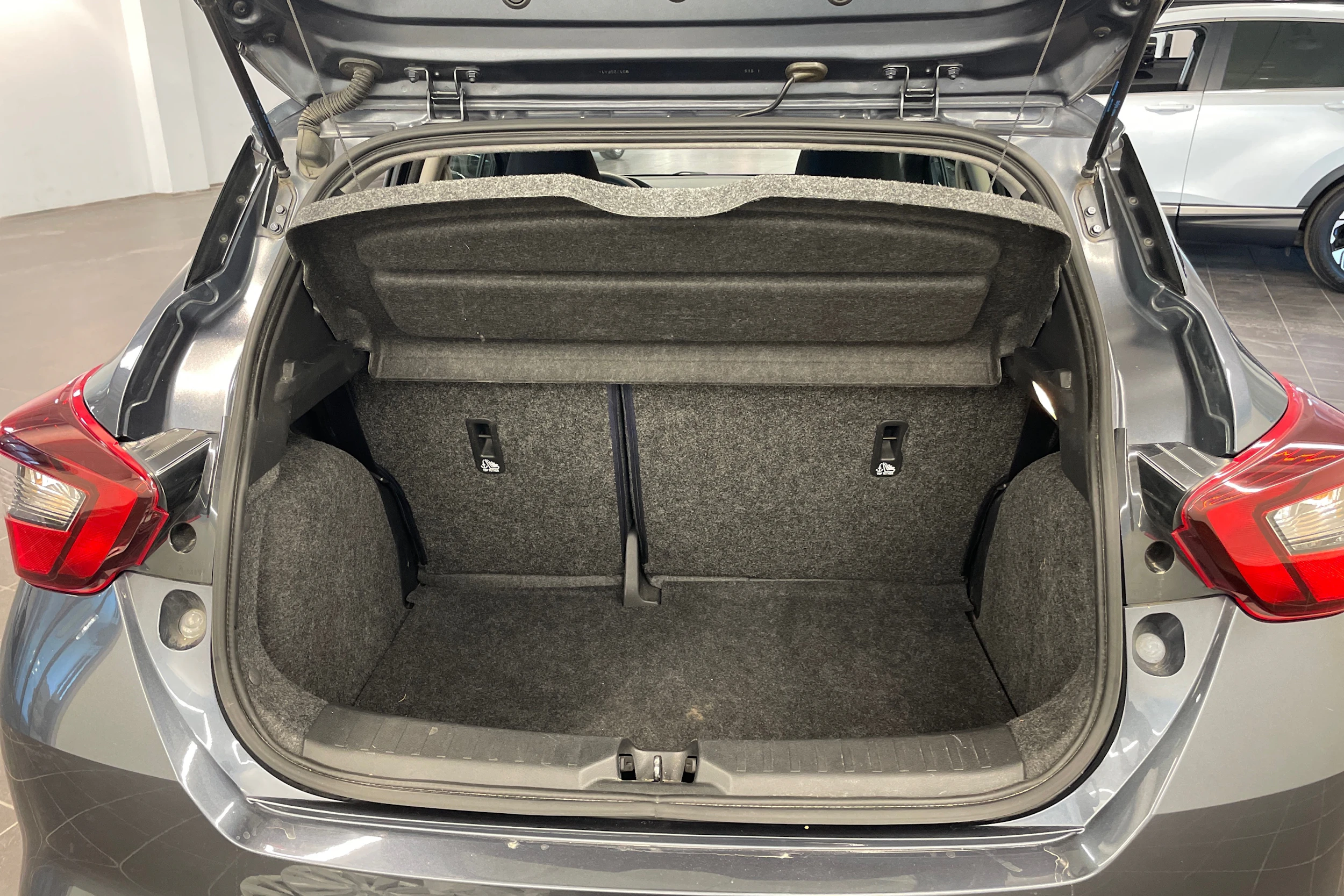 harmaa Nissan Micra 2018 kuva 11.