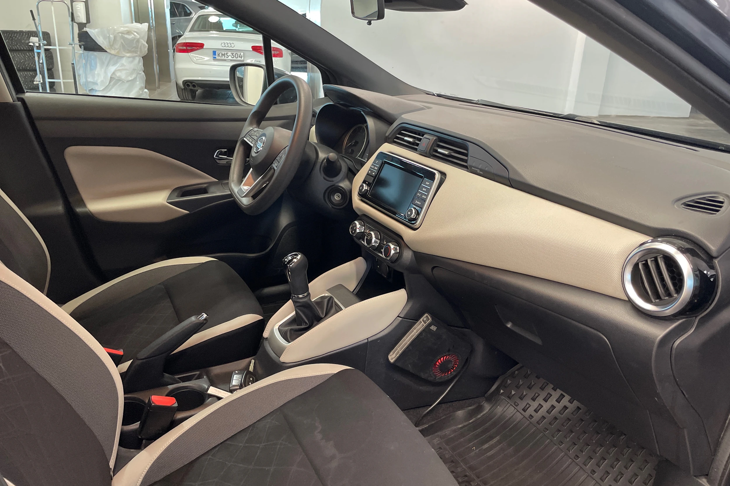 harmaa Nissan Micra 2018 kuva 12.