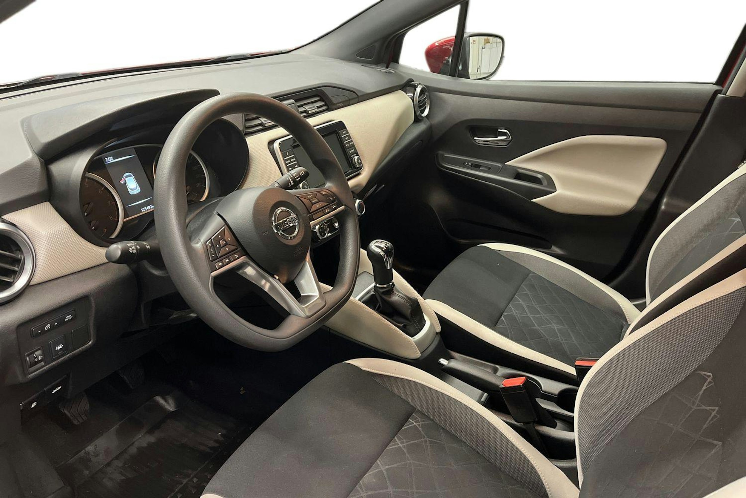 punainen Nissan Micra 2018 kuva 7.