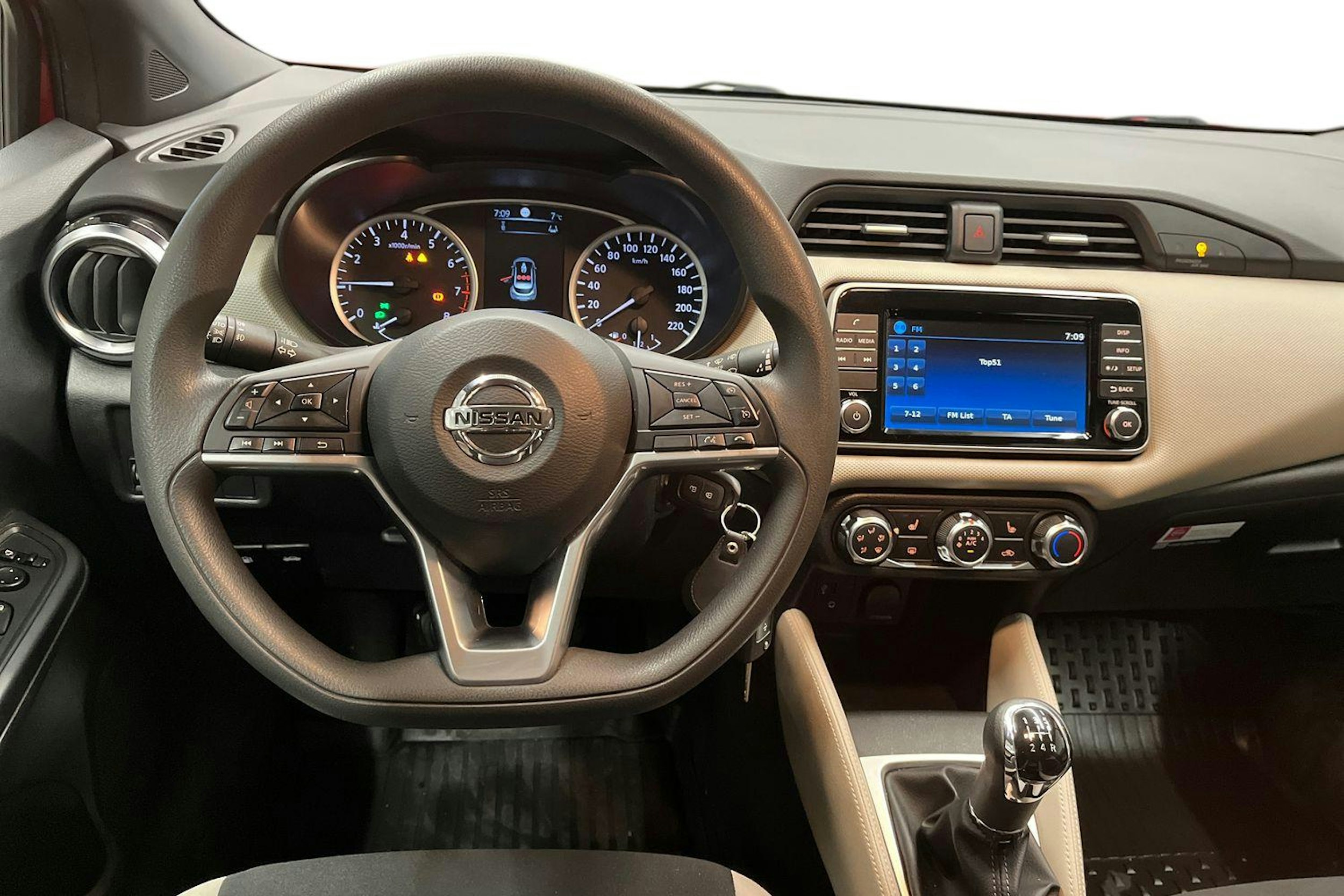 punainen Nissan Micra 2018 kuva 9.