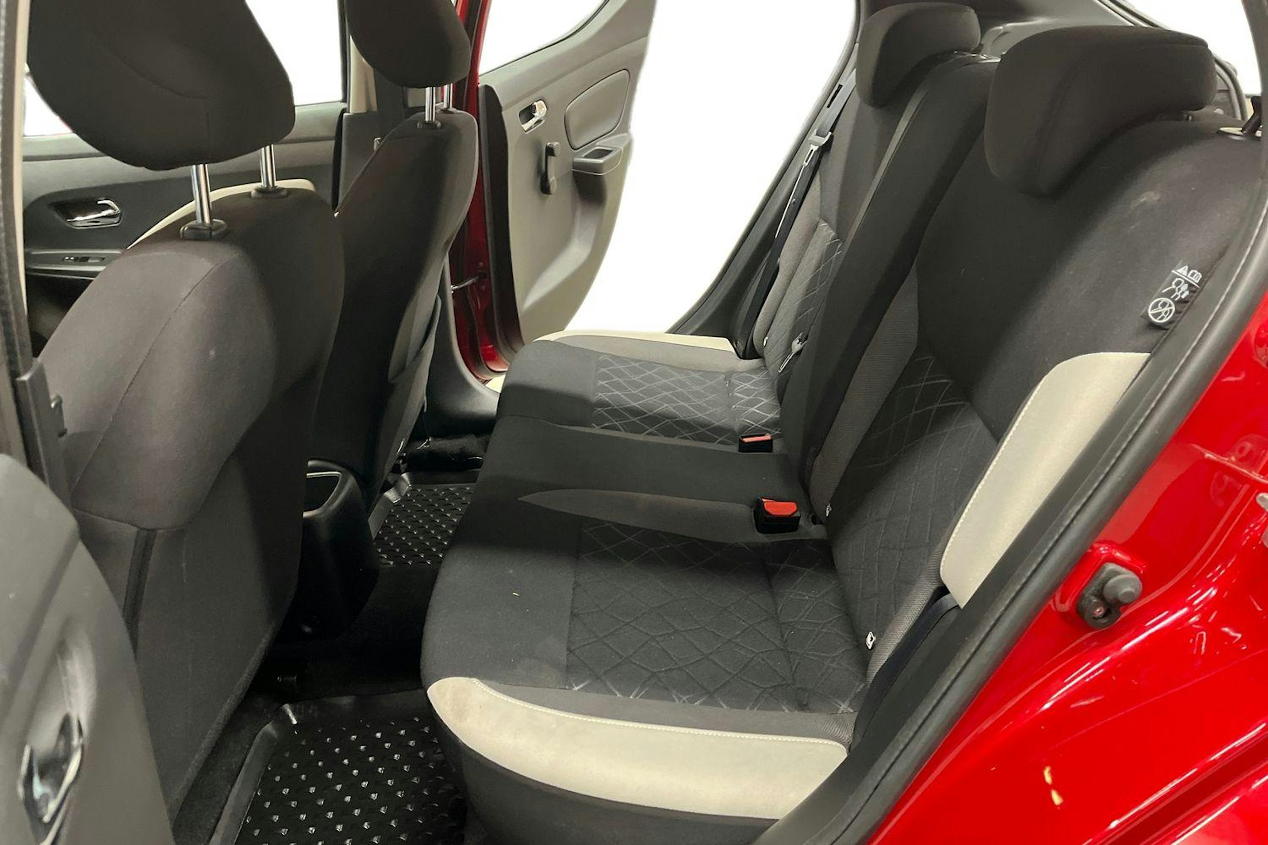 punainen Nissan Micra 2018 kuva 10.