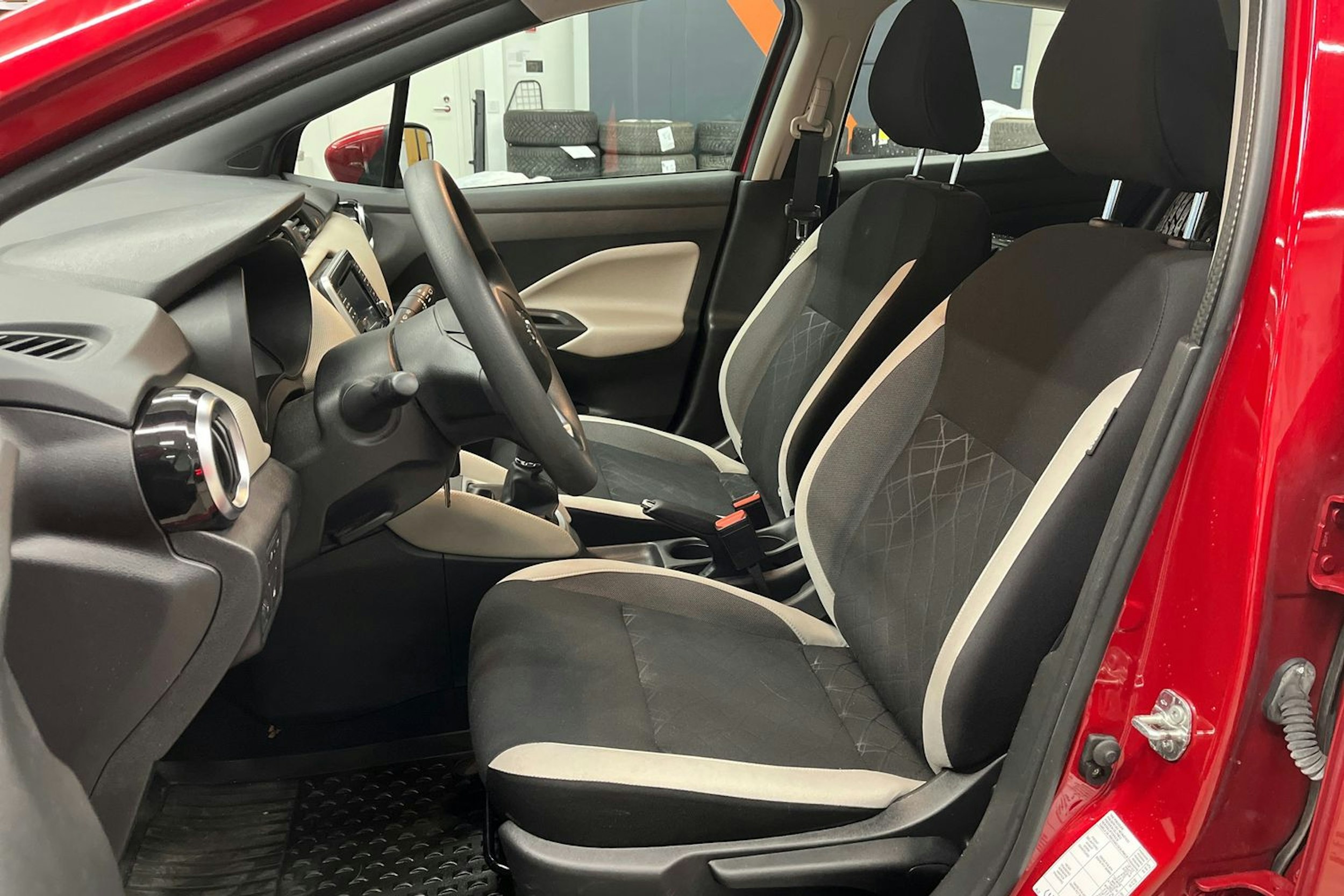 punainen Nissan Micra 2018 kuva 14.