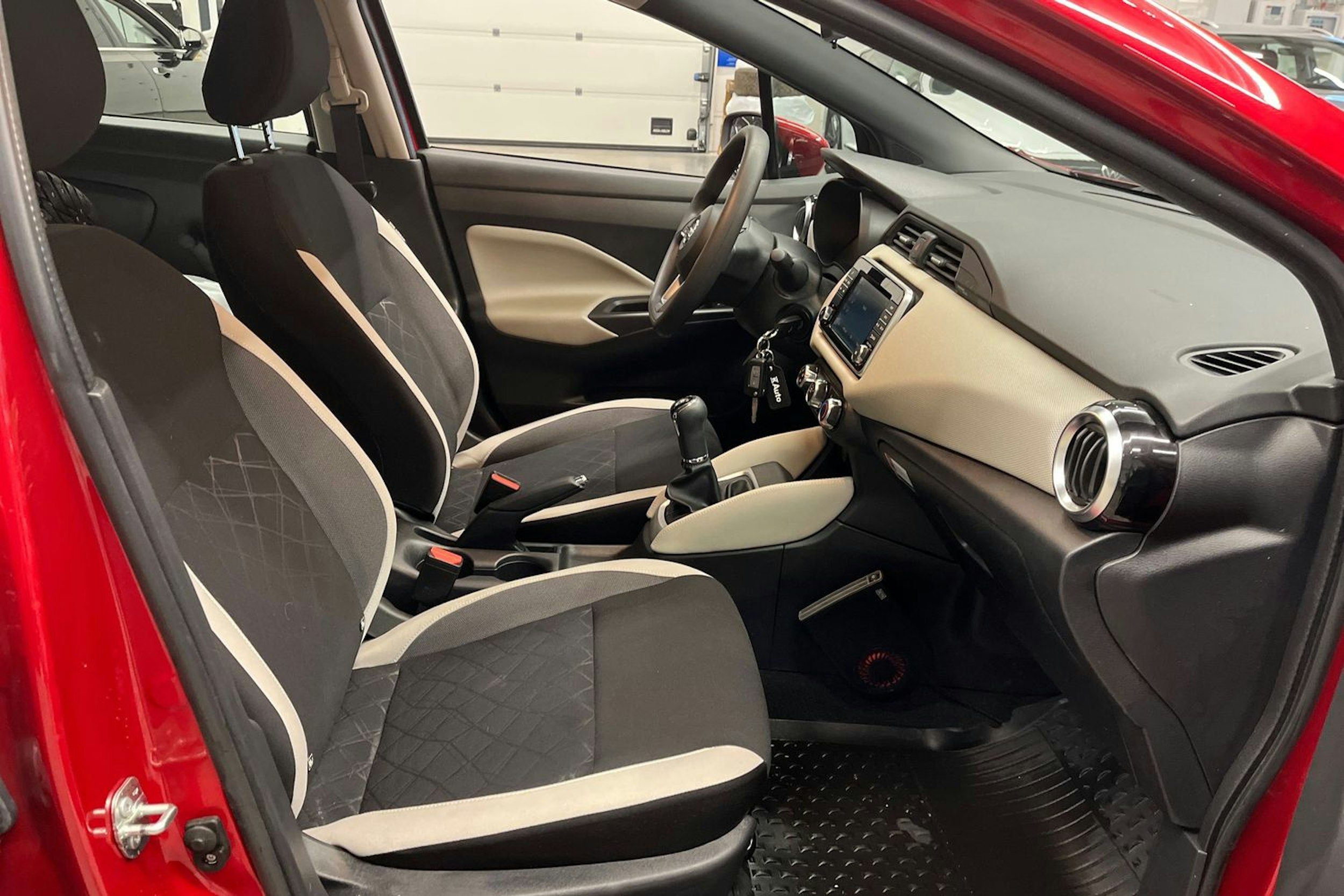 punainen Nissan Micra 2018 kuva 15.