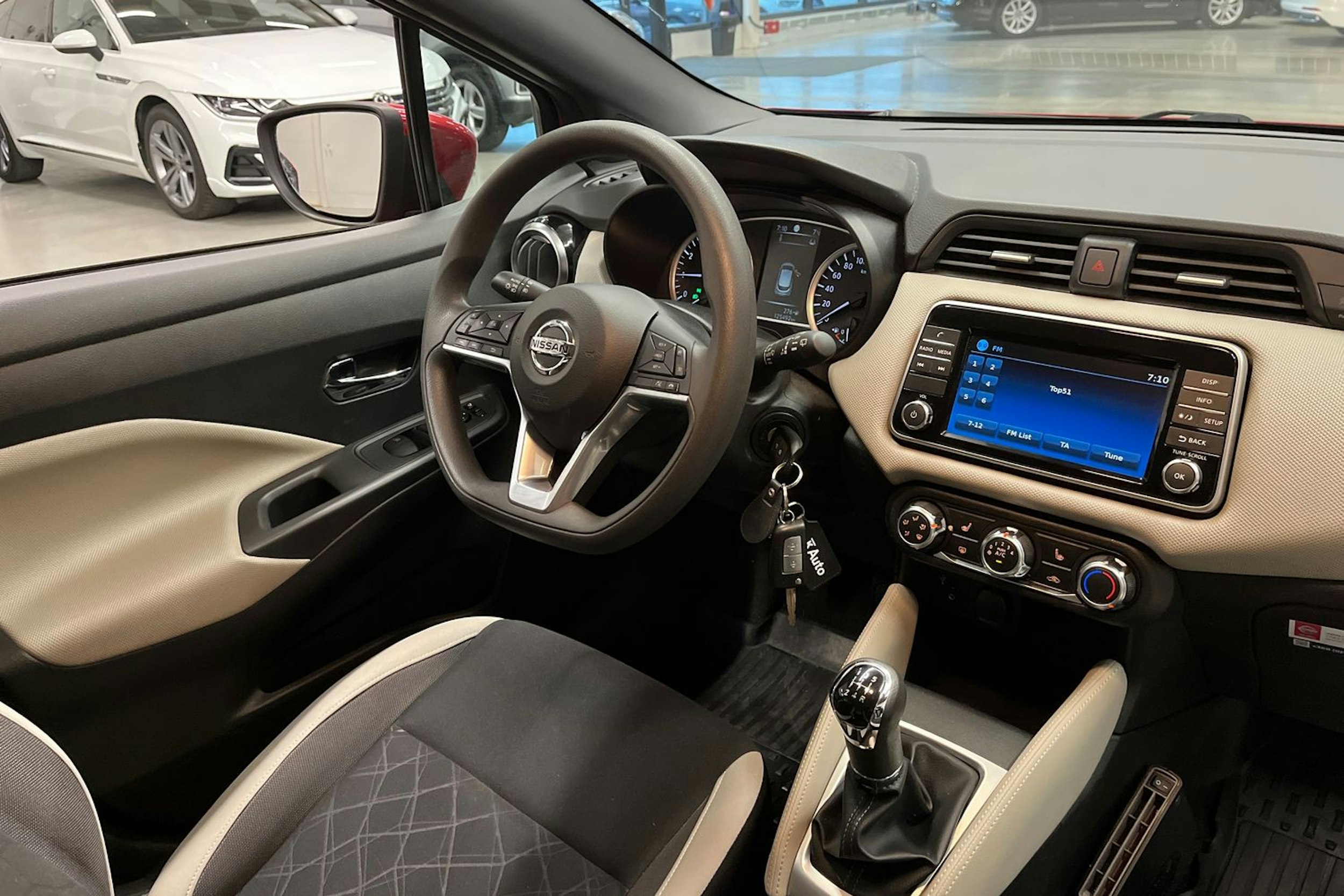 punainen Nissan Micra 2018 kuva 16.