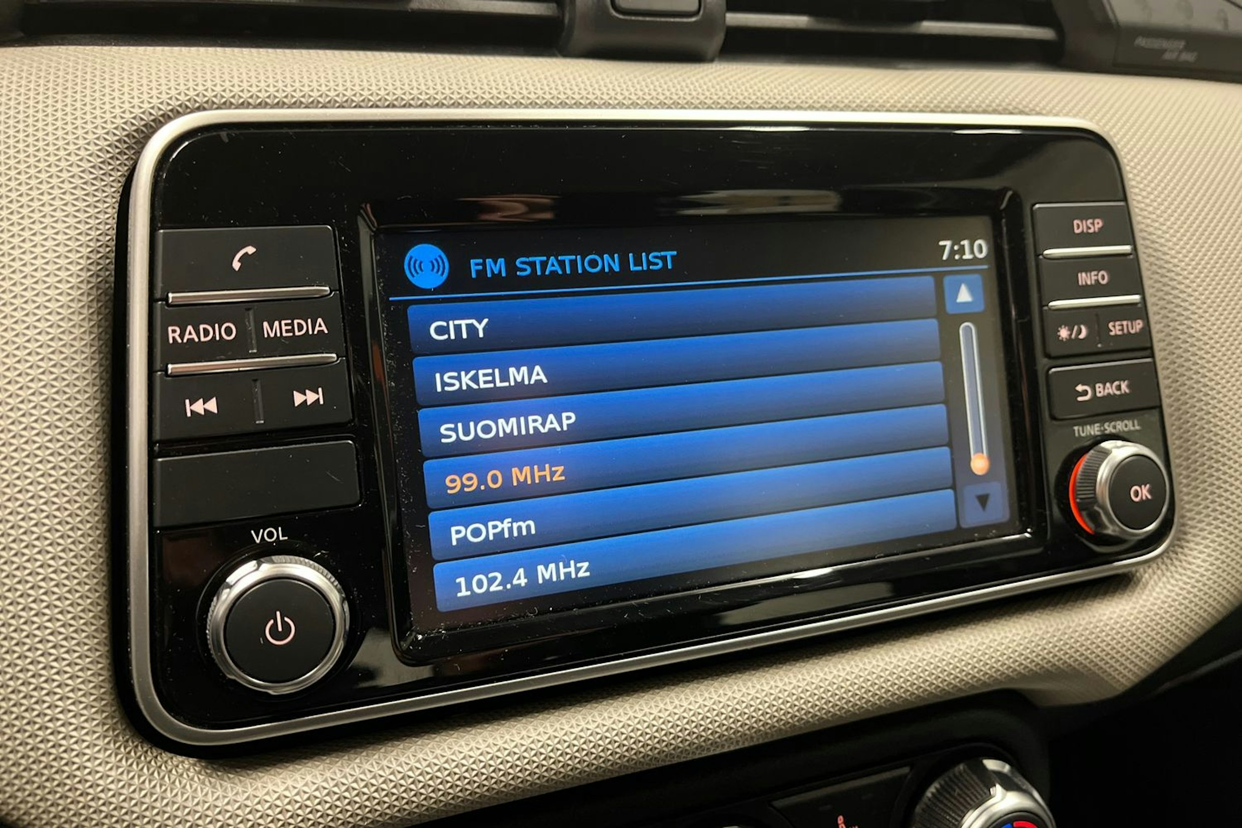 punainen Nissan Micra 2018 kuva 18.