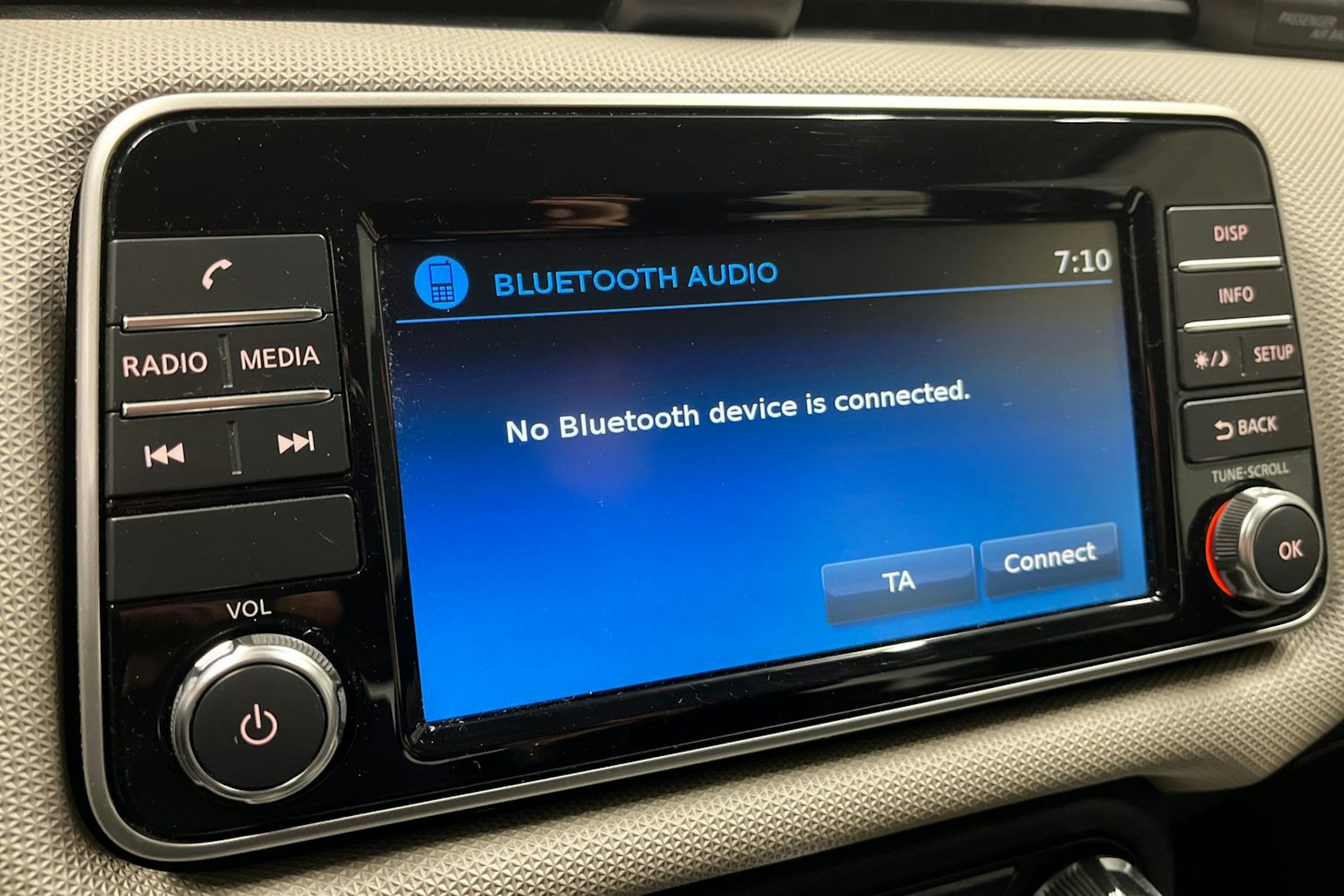 punainen Nissan Micra 2018 kuva 19.