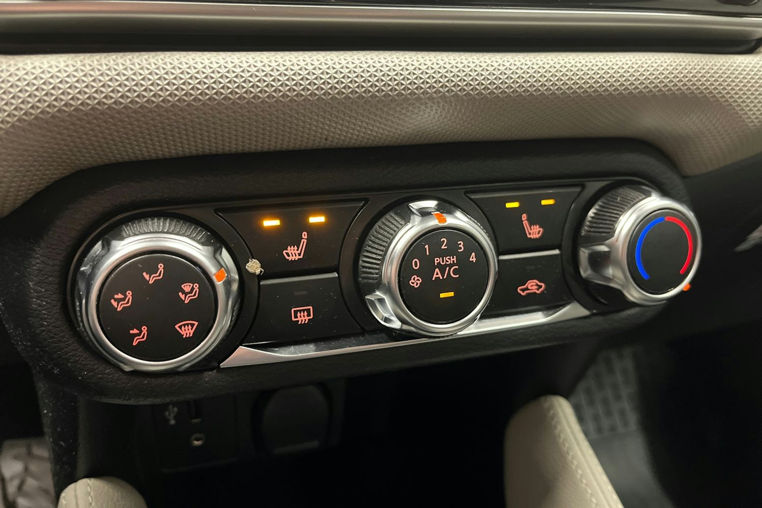 punainen Nissan Micra 2018 kuva 21.