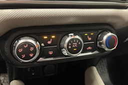 punainen Nissan Micra 2018 kuva 21.