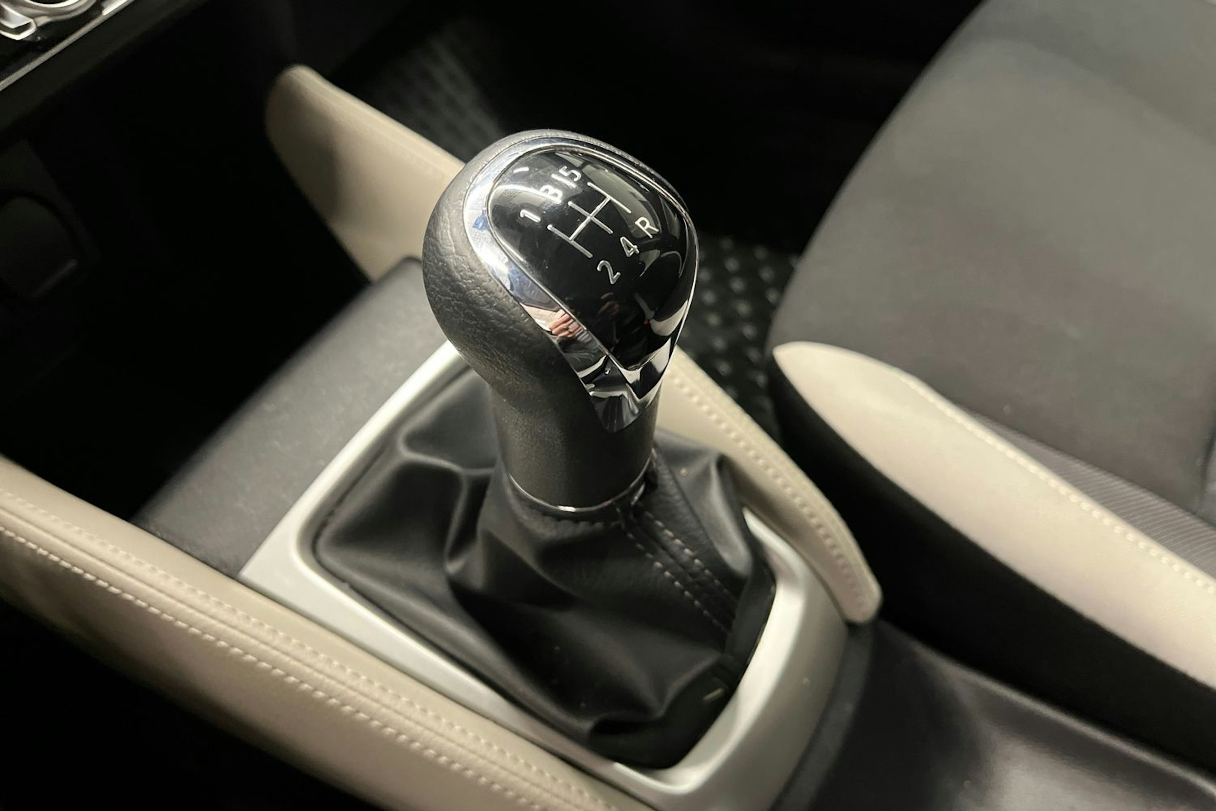 punainen Nissan Micra 2018 kuva 22.