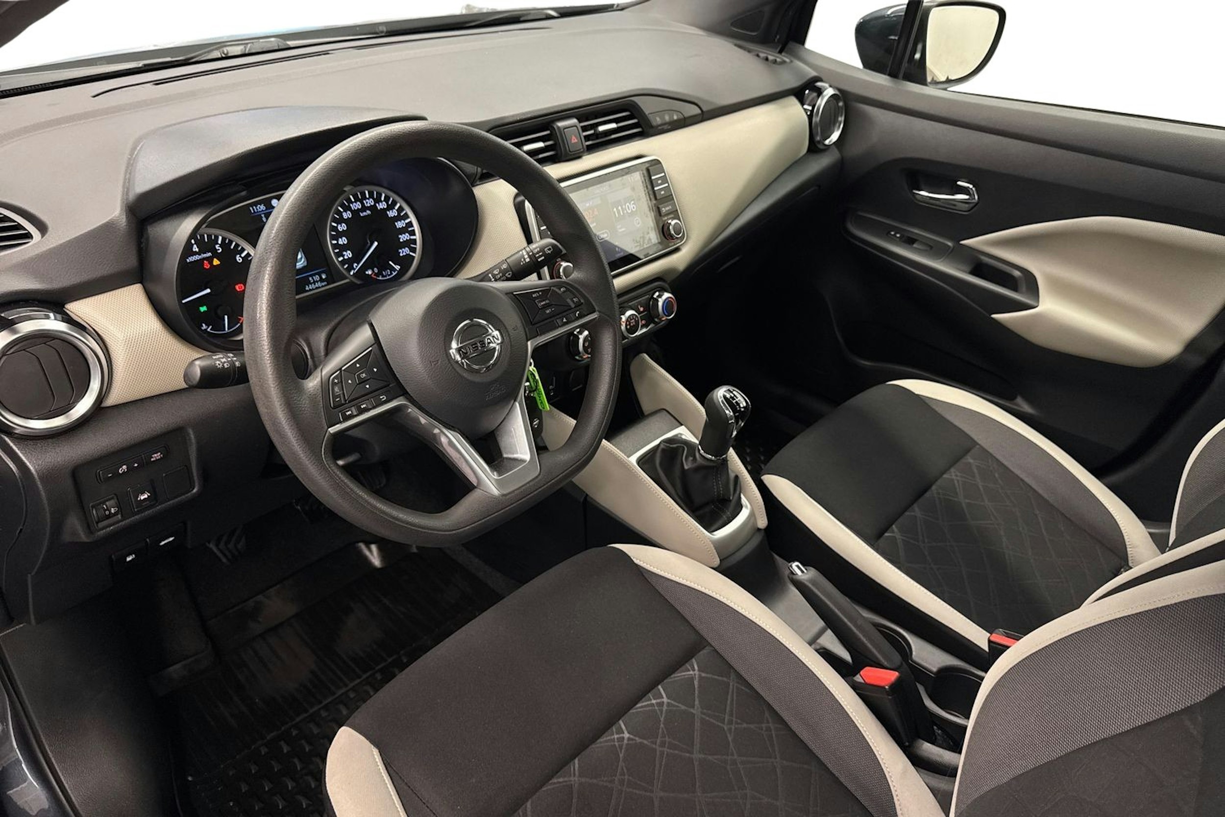 harmaa Nissan Micra 2018 kuva 7.