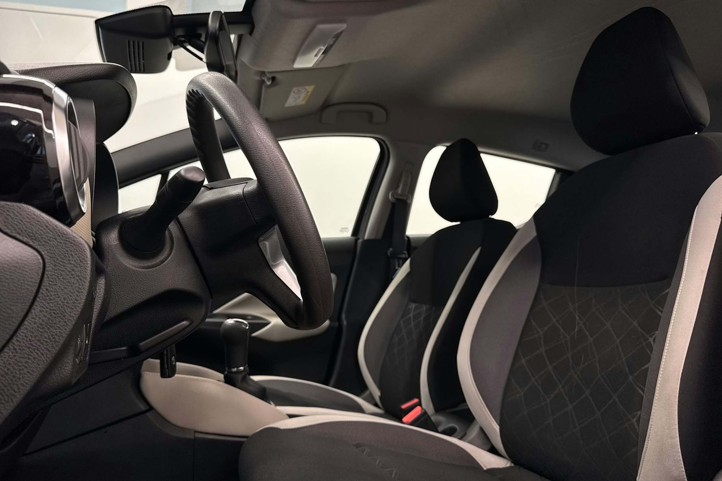 harmaa Nissan Micra 2018 kuva 15.