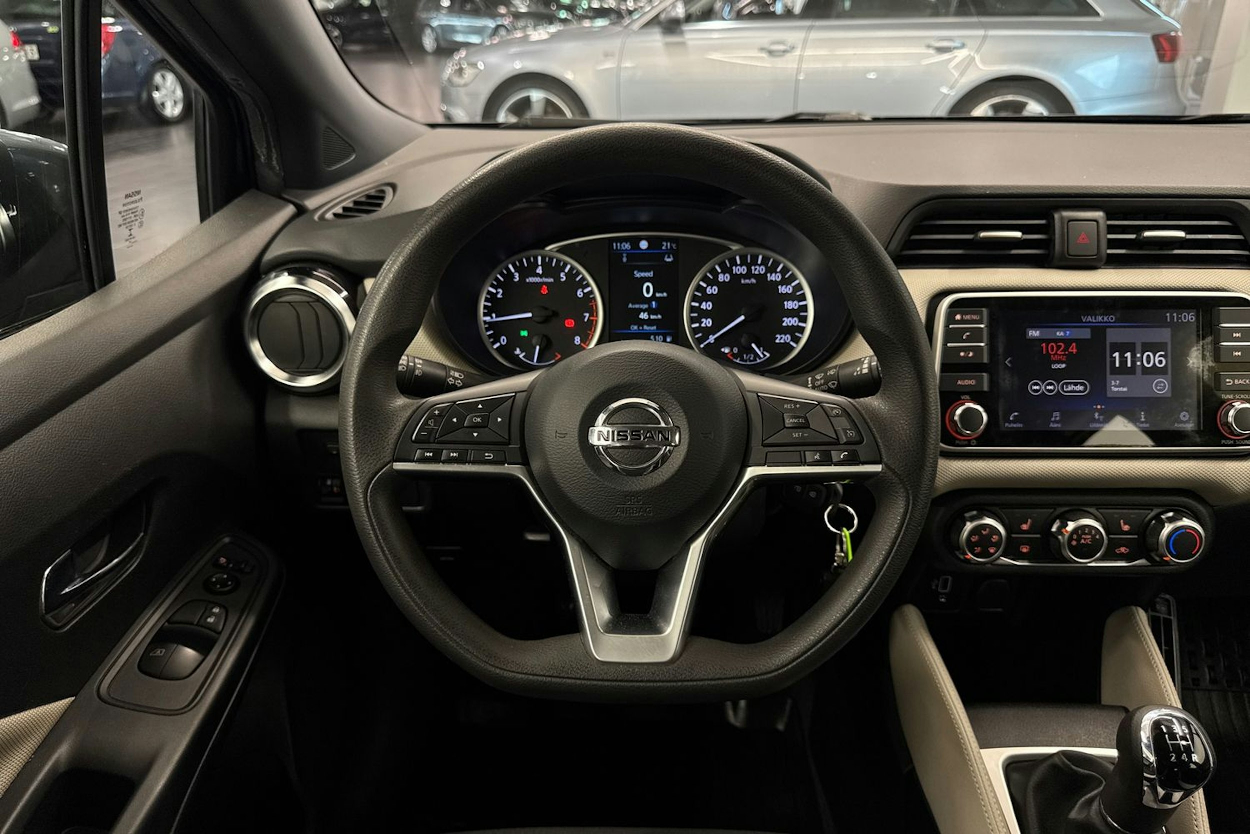 harmaa Nissan Micra 2018 kuva 17.