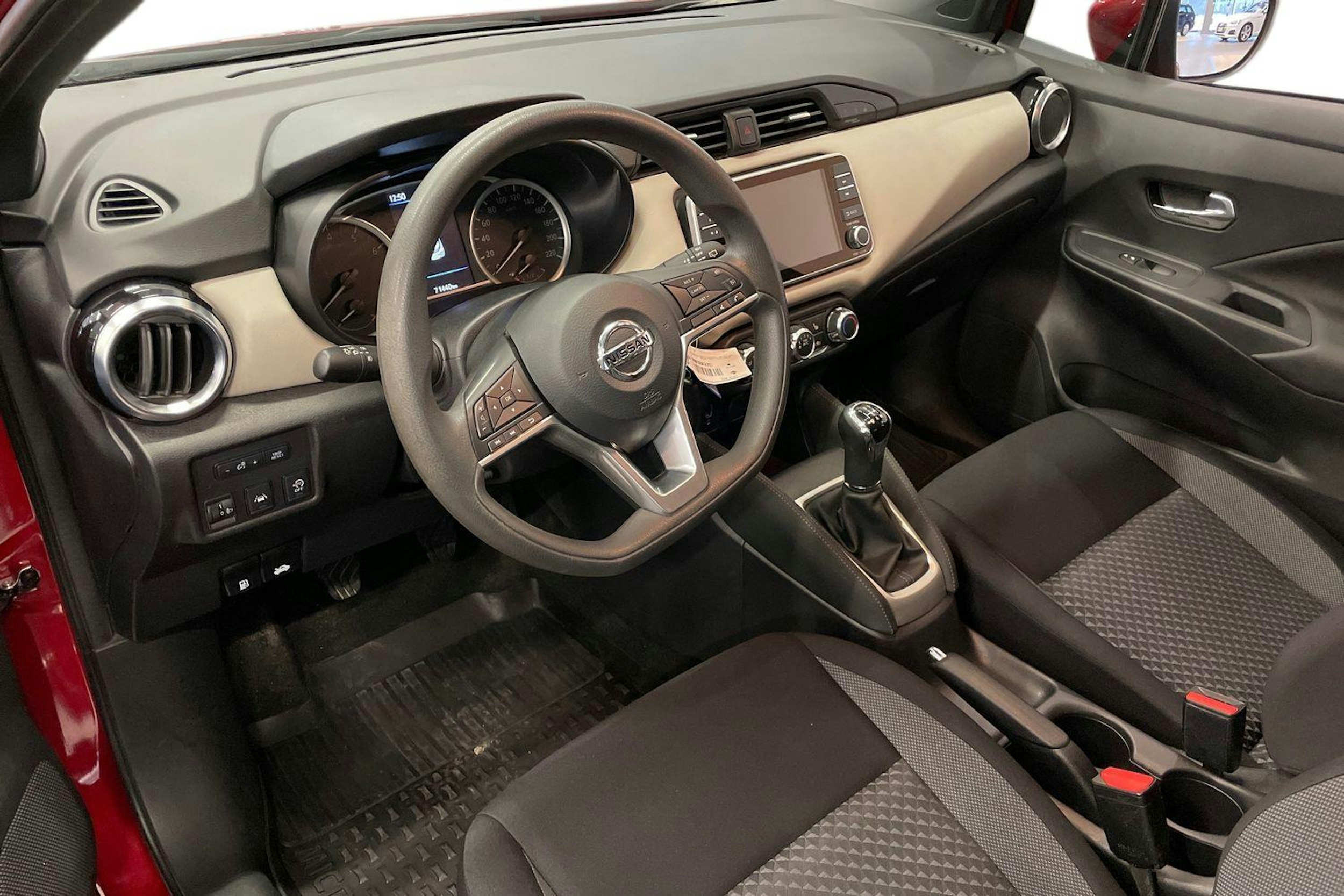 punainen Nissan Micra 2020 kuva 7.