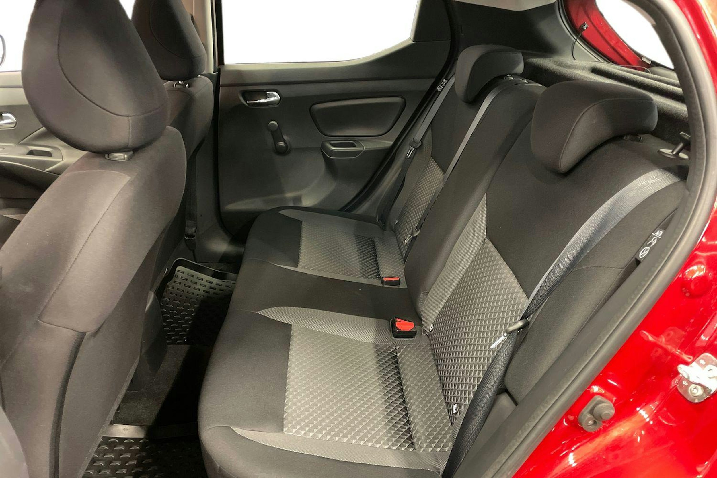 punainen Nissan Micra 2020 kuva 10.