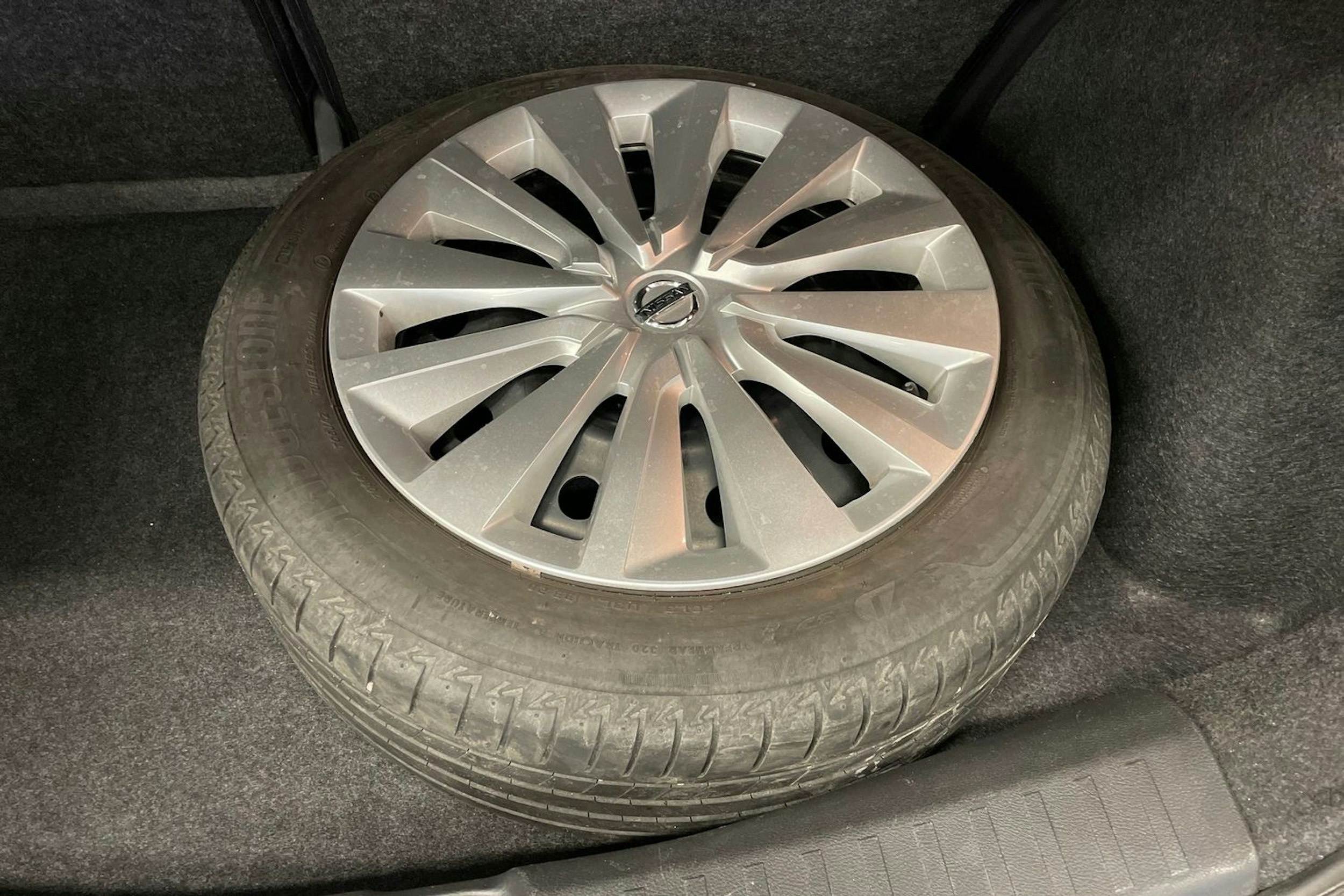 punainen Nissan Micra 2020 kuva 13.