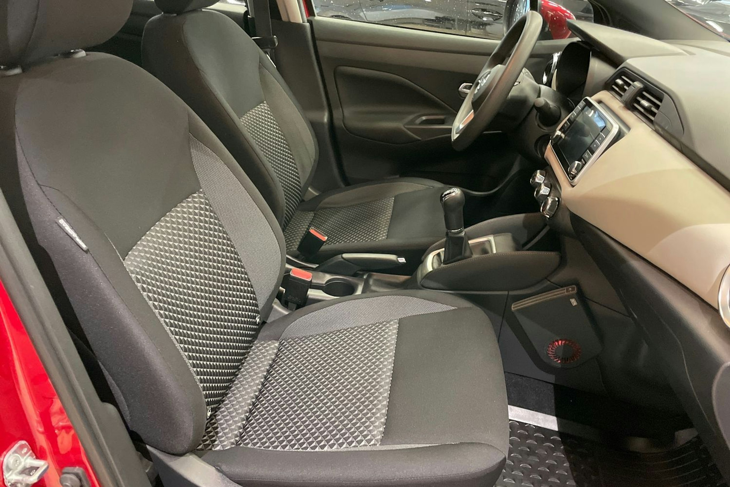 punainen Nissan Micra 2020 kuva 18.