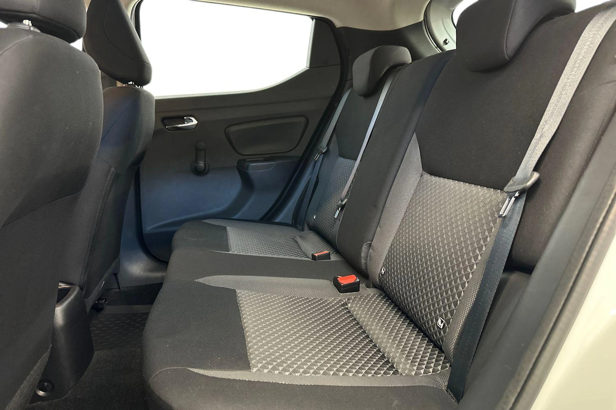 valkoinen Nissan Micra 2021 kuva 8.