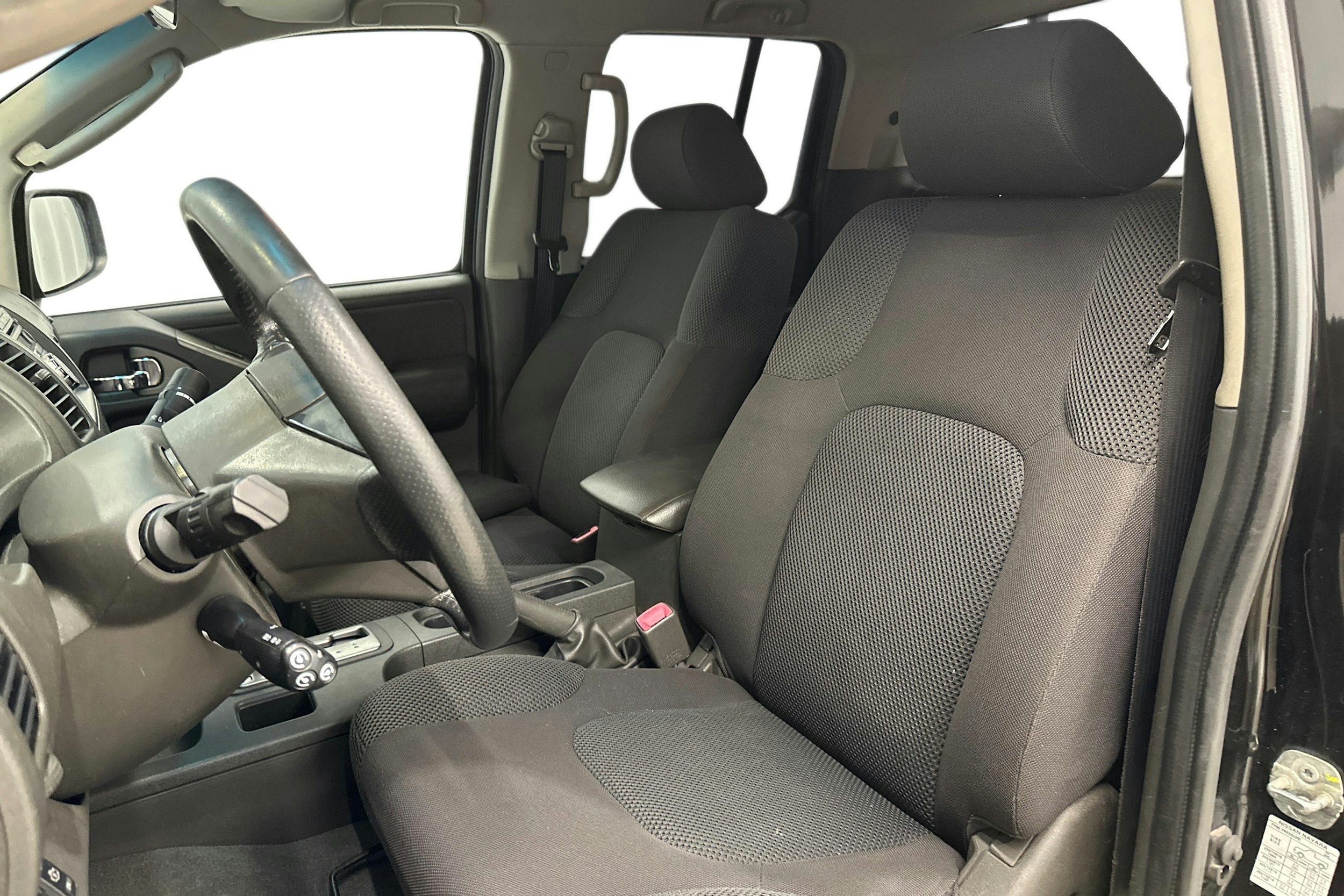 musta Nissan Navara 2009 kuva 8.