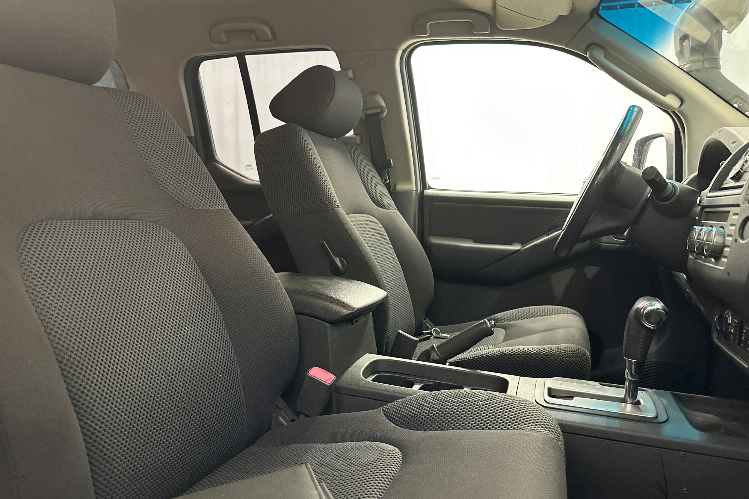 musta Nissan Navara 2009 kuva 11.