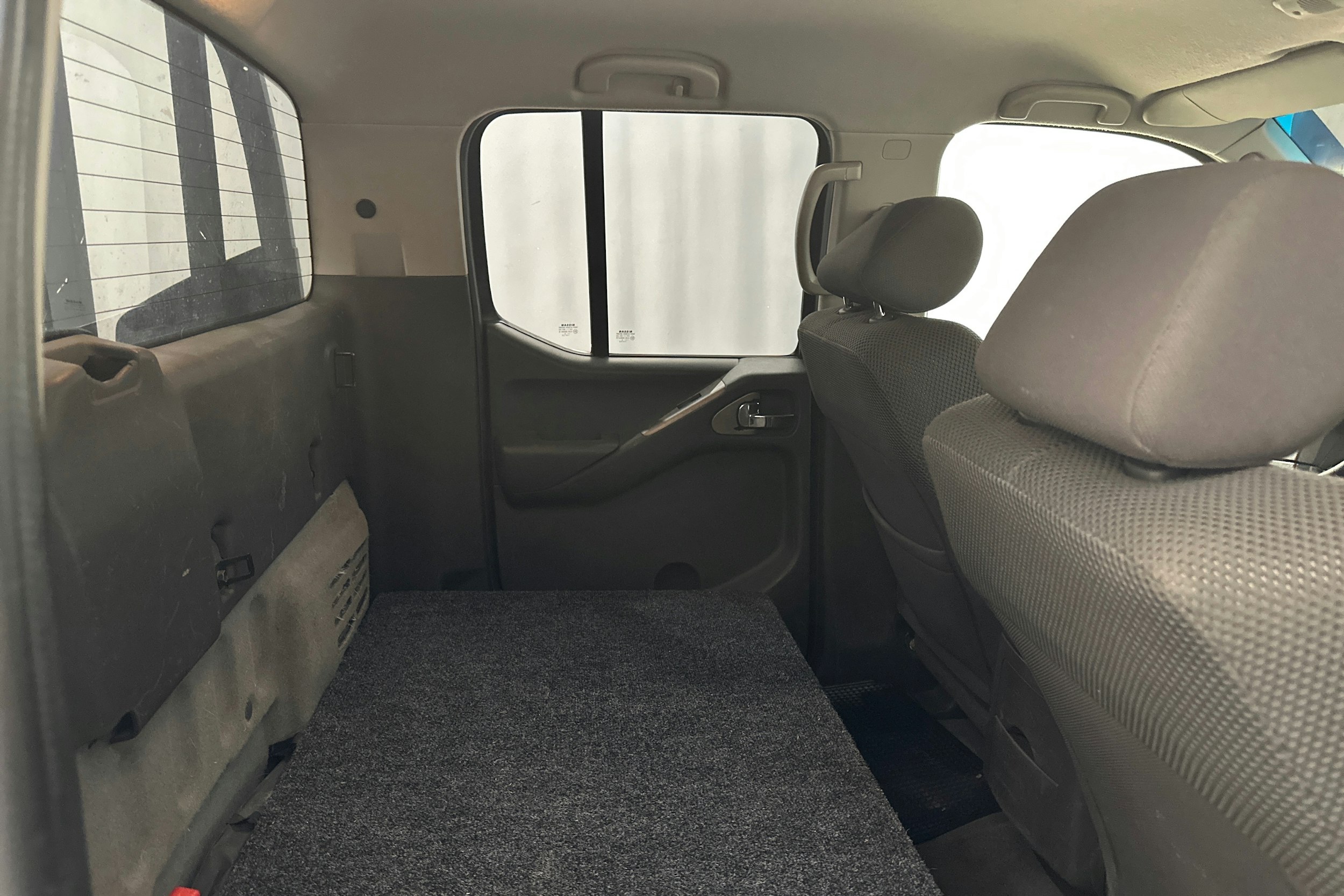 musta Nissan Navara 2009 kuva 12.