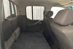 musta Nissan Navara 2009 kuva 12.