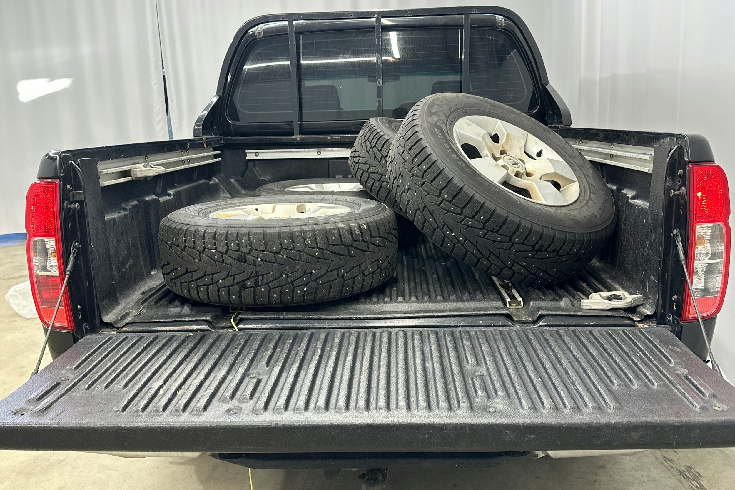 musta Nissan Navara 2009 kuva 13.