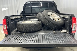 musta Nissan Navara 2009 kuva 13.