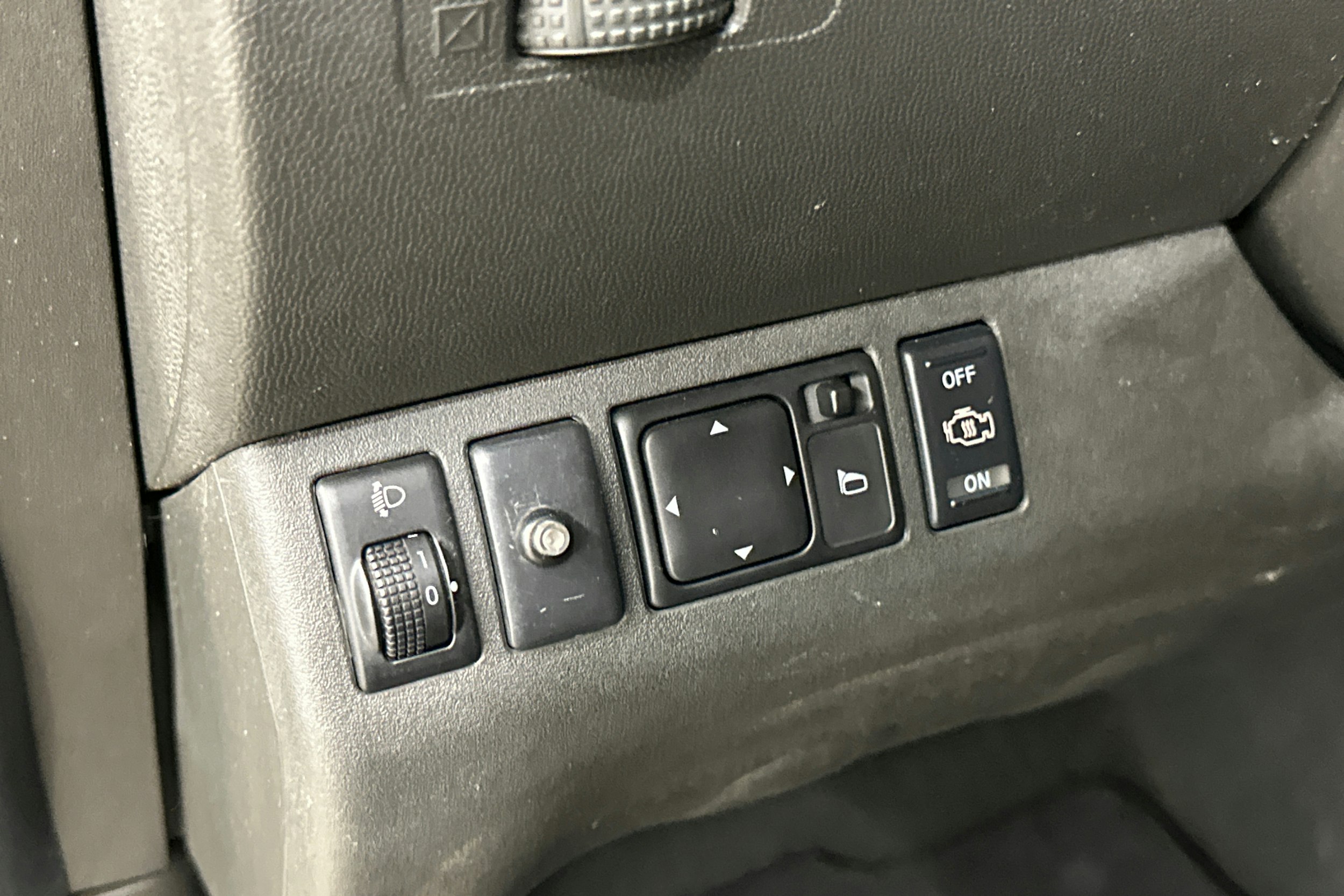 musta Nissan Navara 2009 kuva 15.