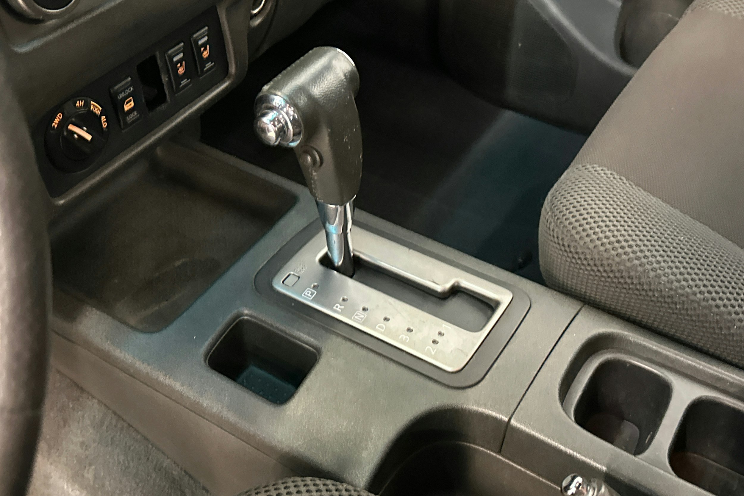musta Nissan Navara 2009 kuva 17.