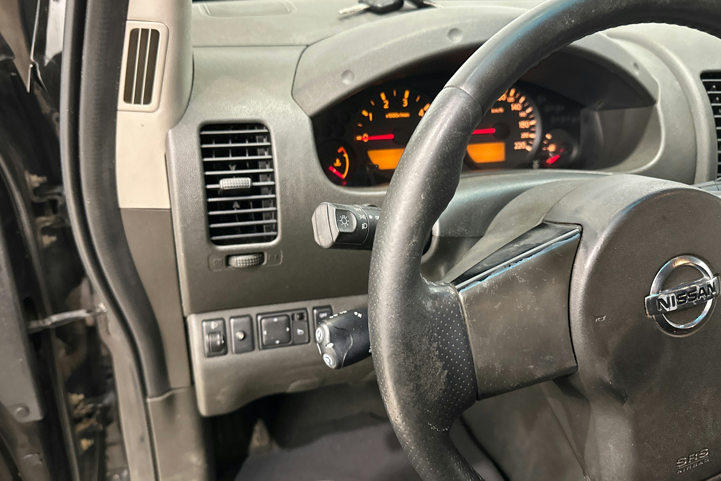 musta Nissan Navara 2009 kuva 18.
