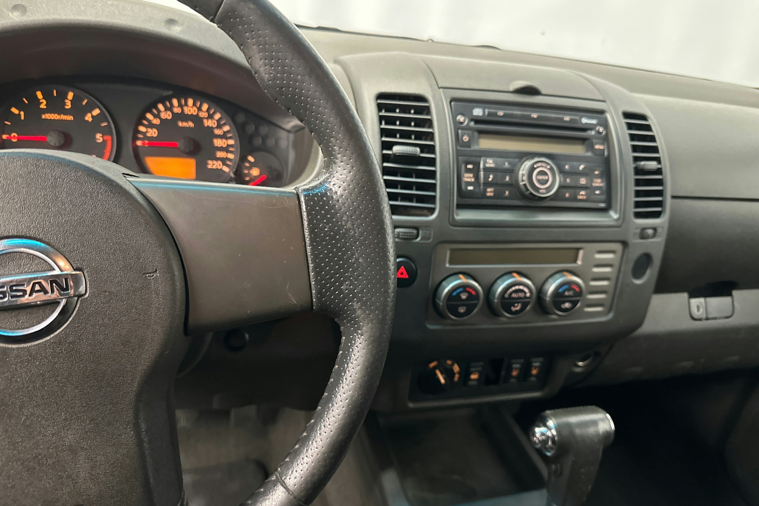 musta Nissan Navara 2009 kuva 19.