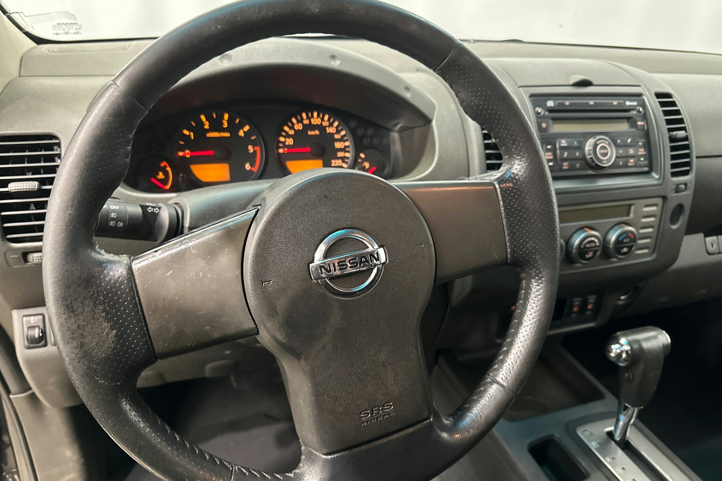 musta Nissan Navara 2009 kuva 20.