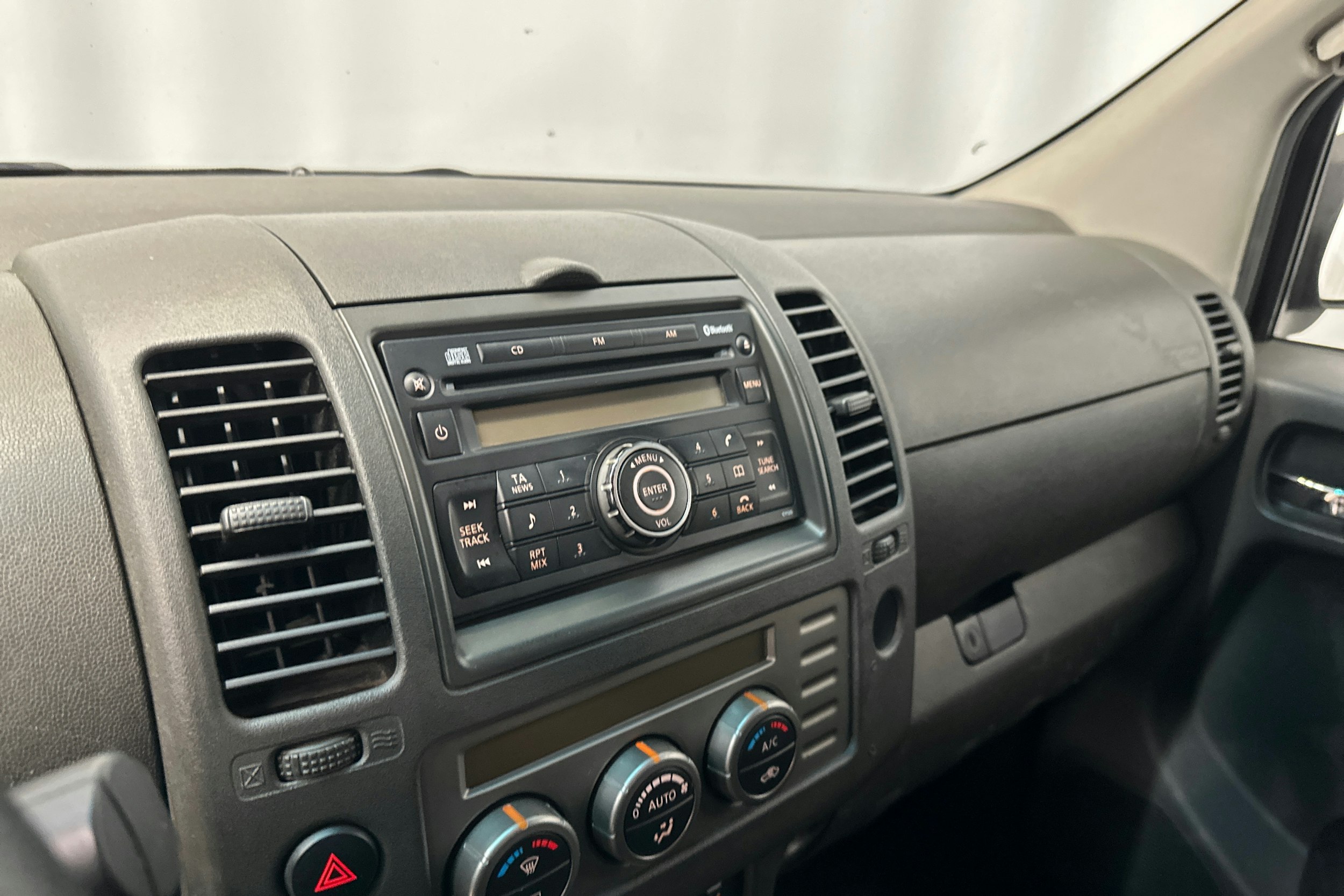 musta Nissan Navara 2009 kuva 21.