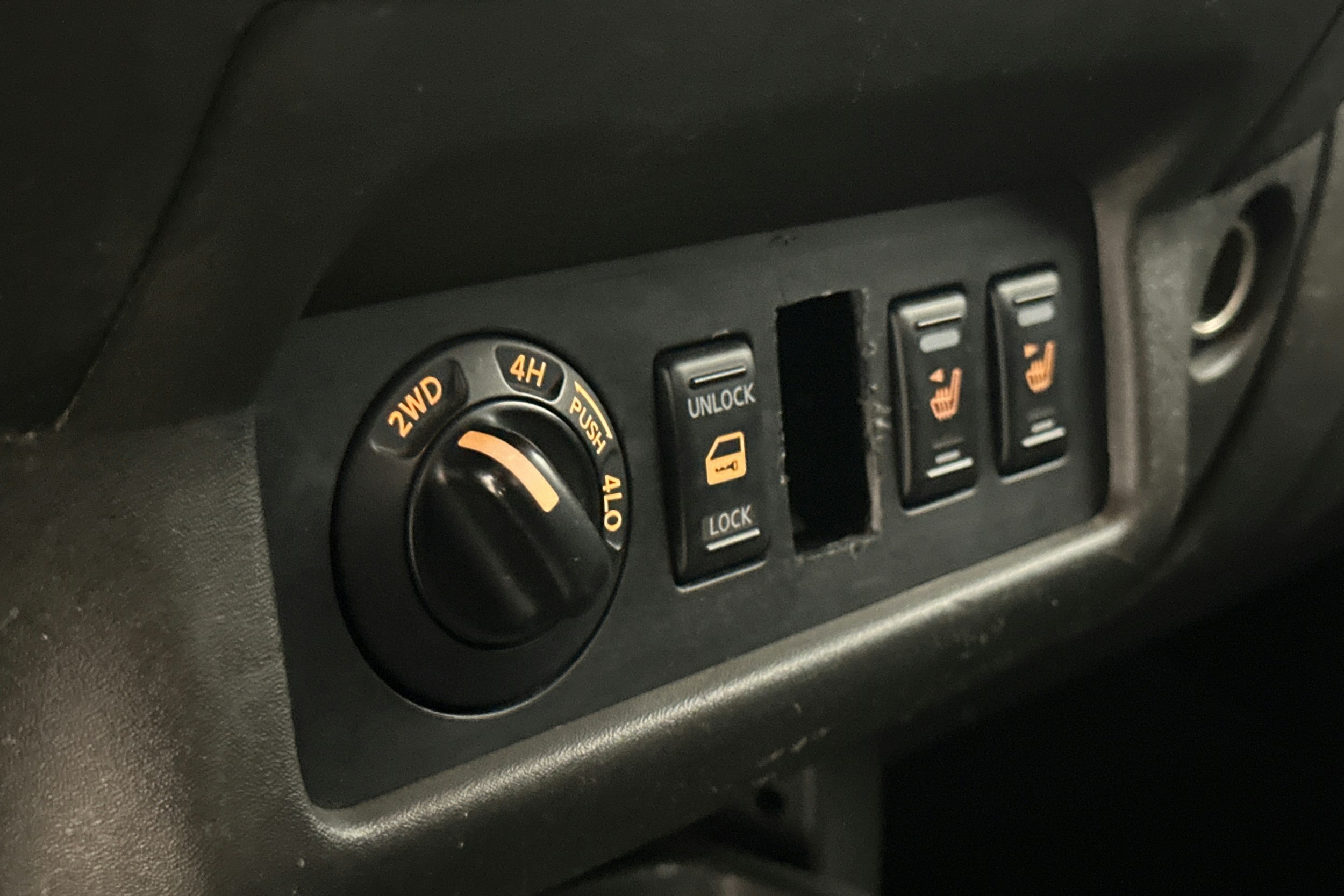 musta Nissan Navara 2009 kuva 23.