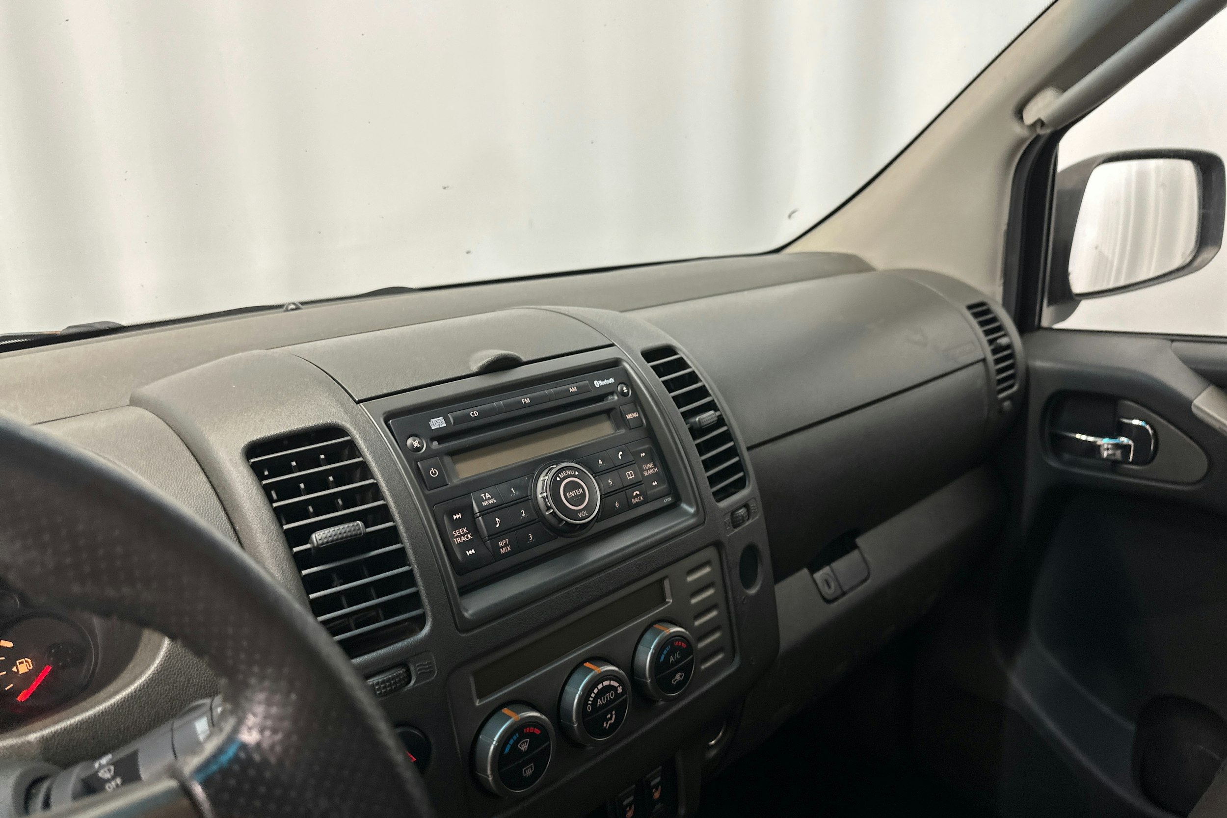 musta Nissan Navara 2009 kuva 24.
