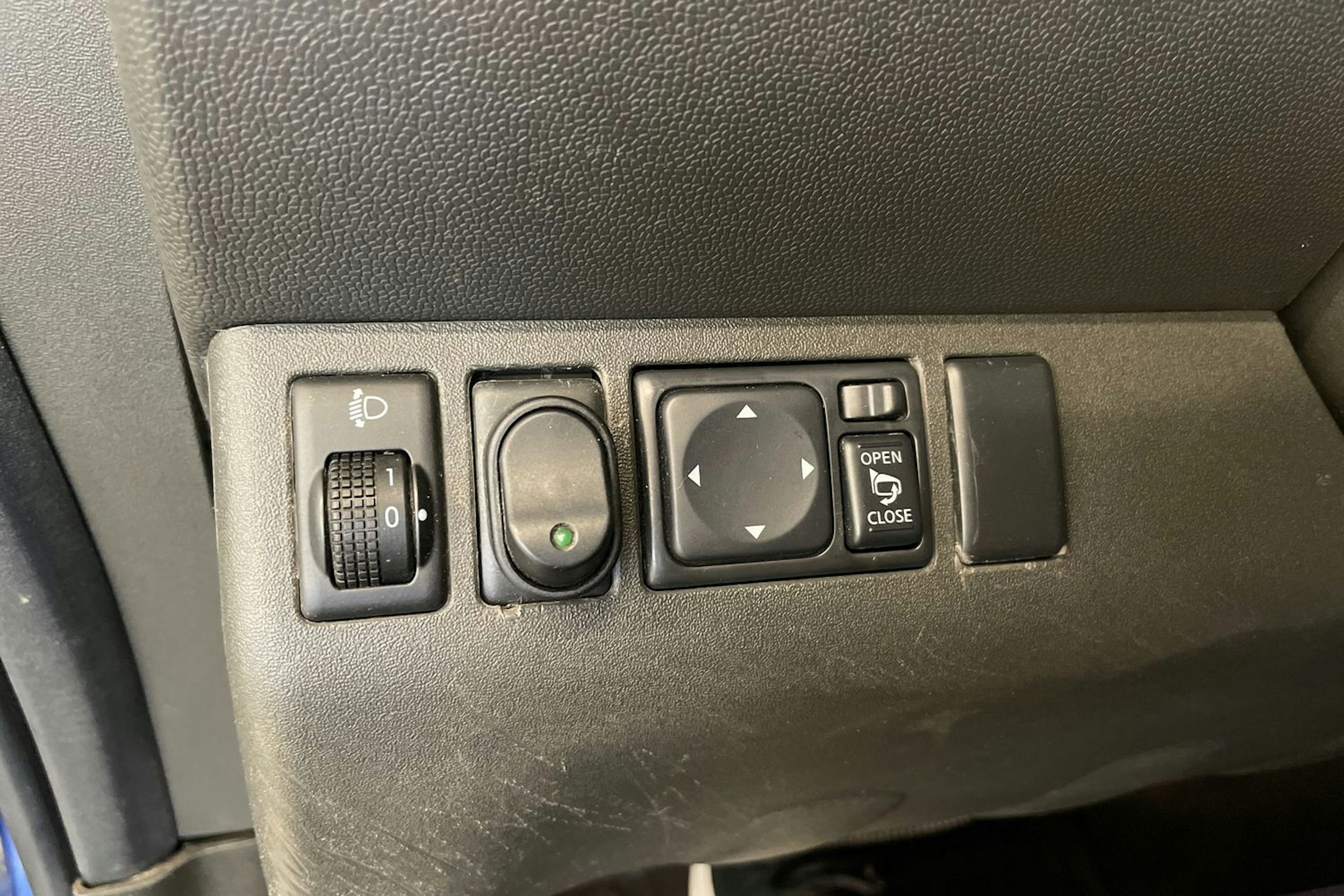 Sininen Nissan Navara 2011 kuva 20.