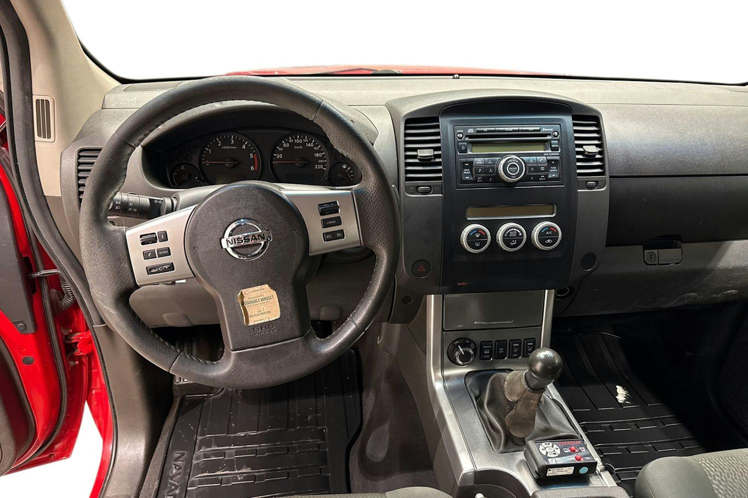 punainen Nissan Navara 2011 kuva 9.