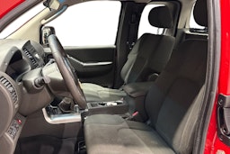 punainen Nissan Navara 2011 kuva 11.